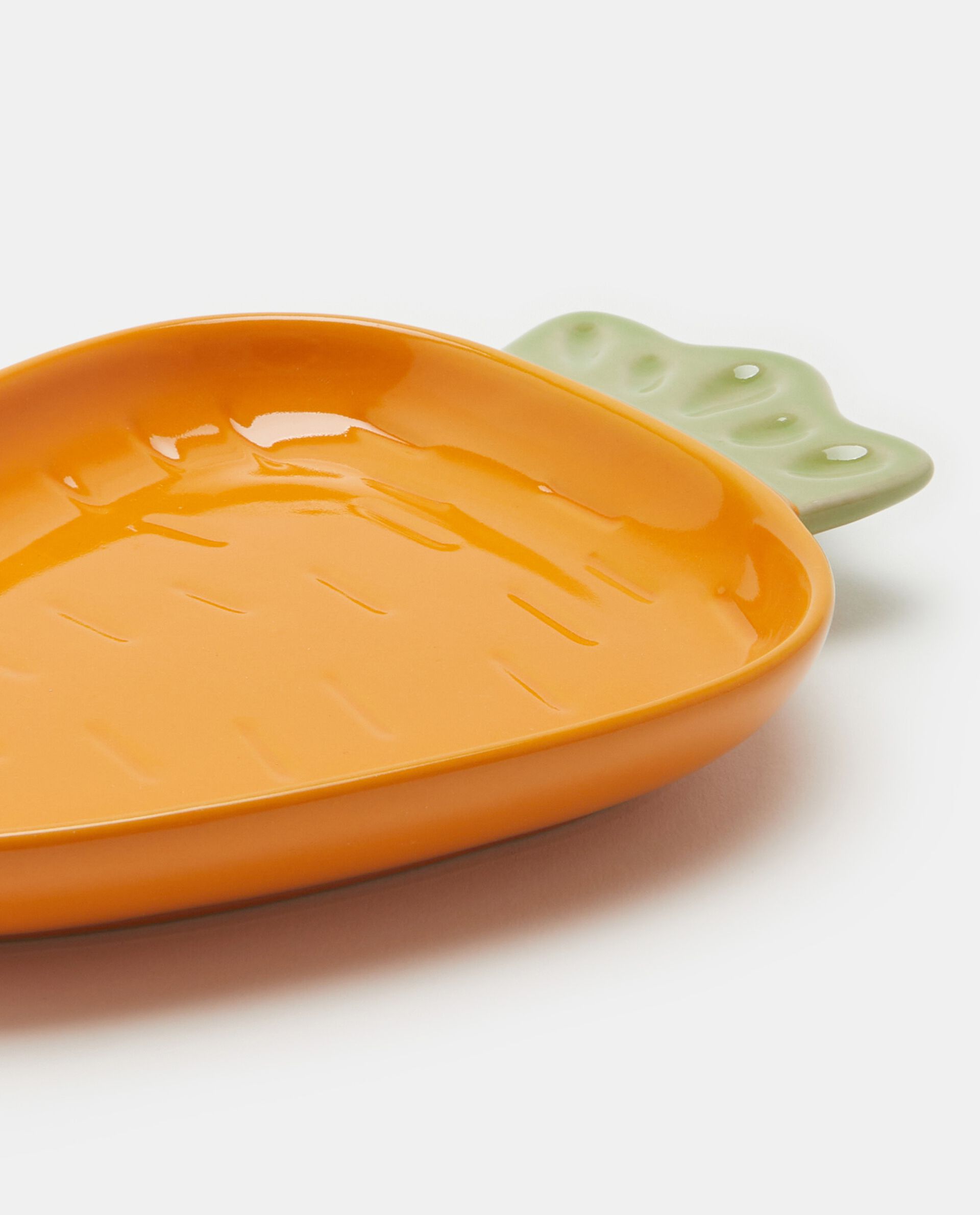 Piatto a forma di carota in ceramica