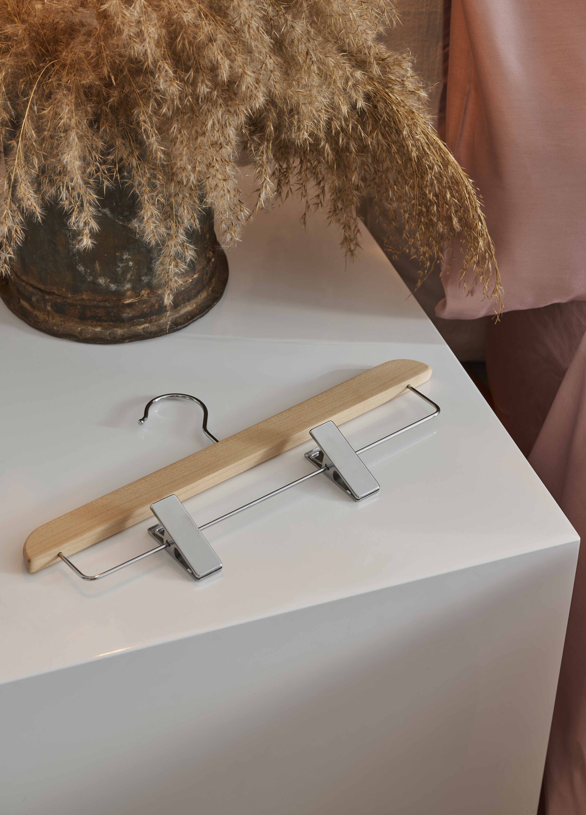 2-pack hangers in wood with clips_0