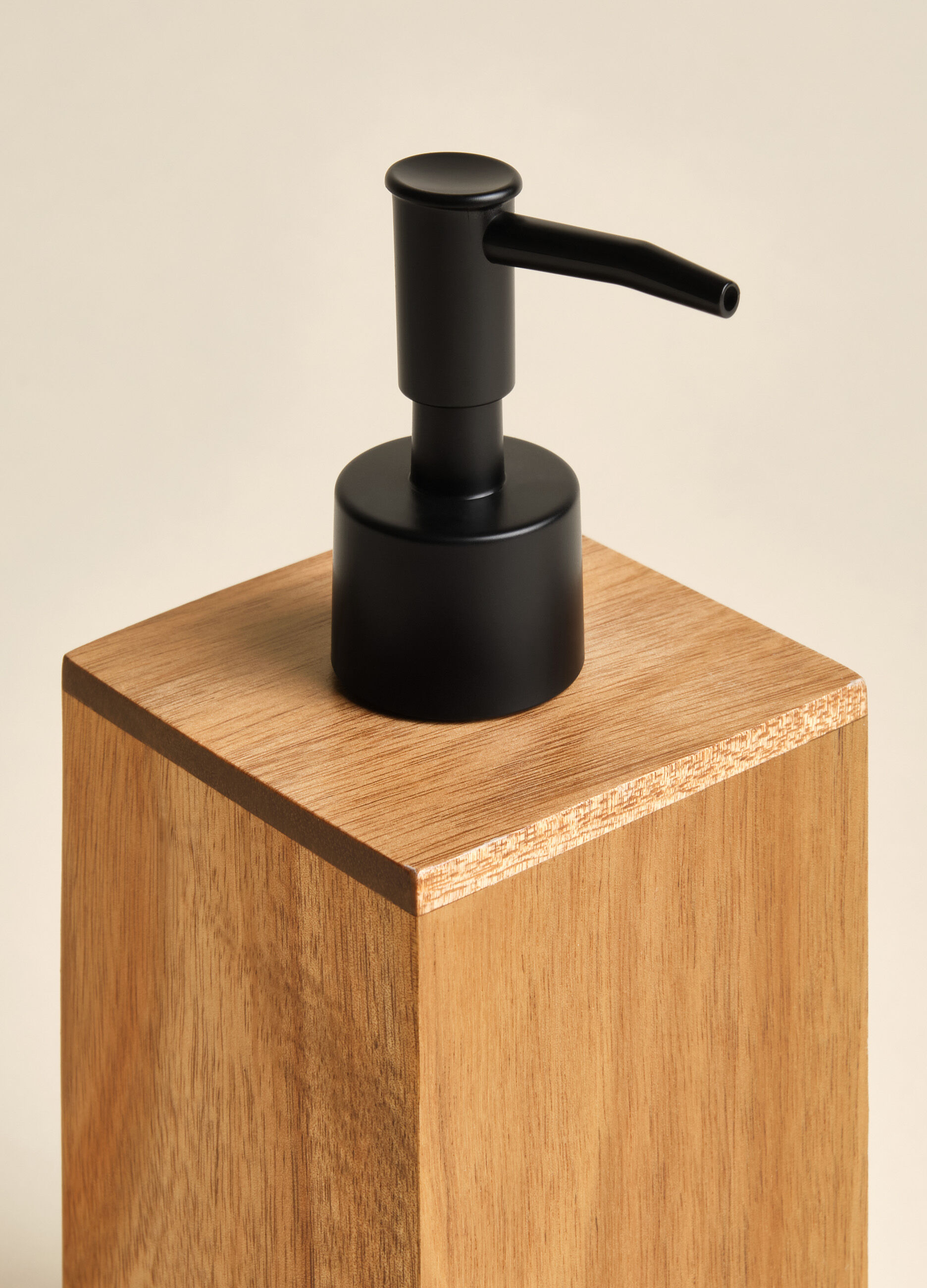 Soap dispenser in acacia wood_2