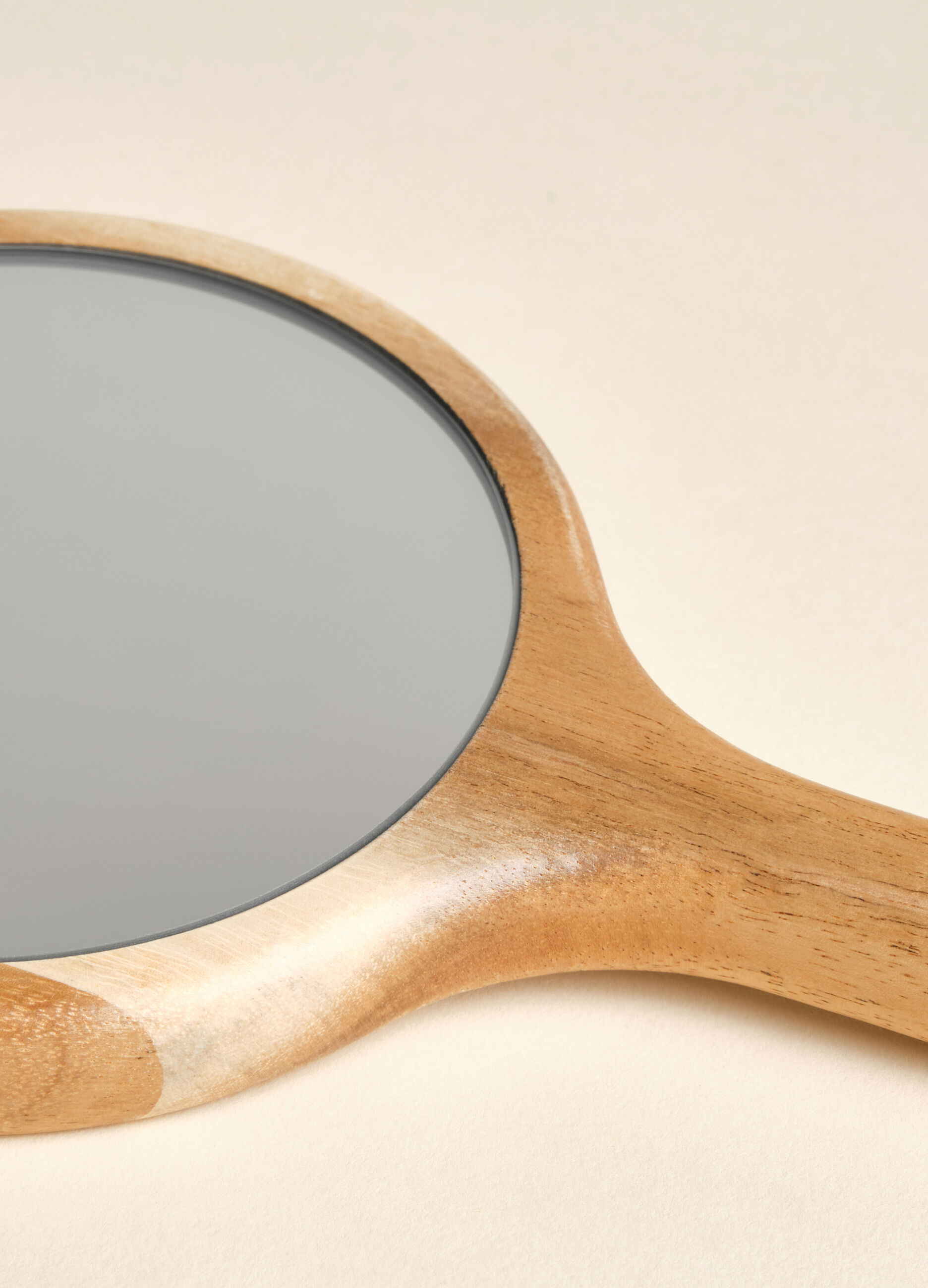 Mirror with handle in acacia wood_2