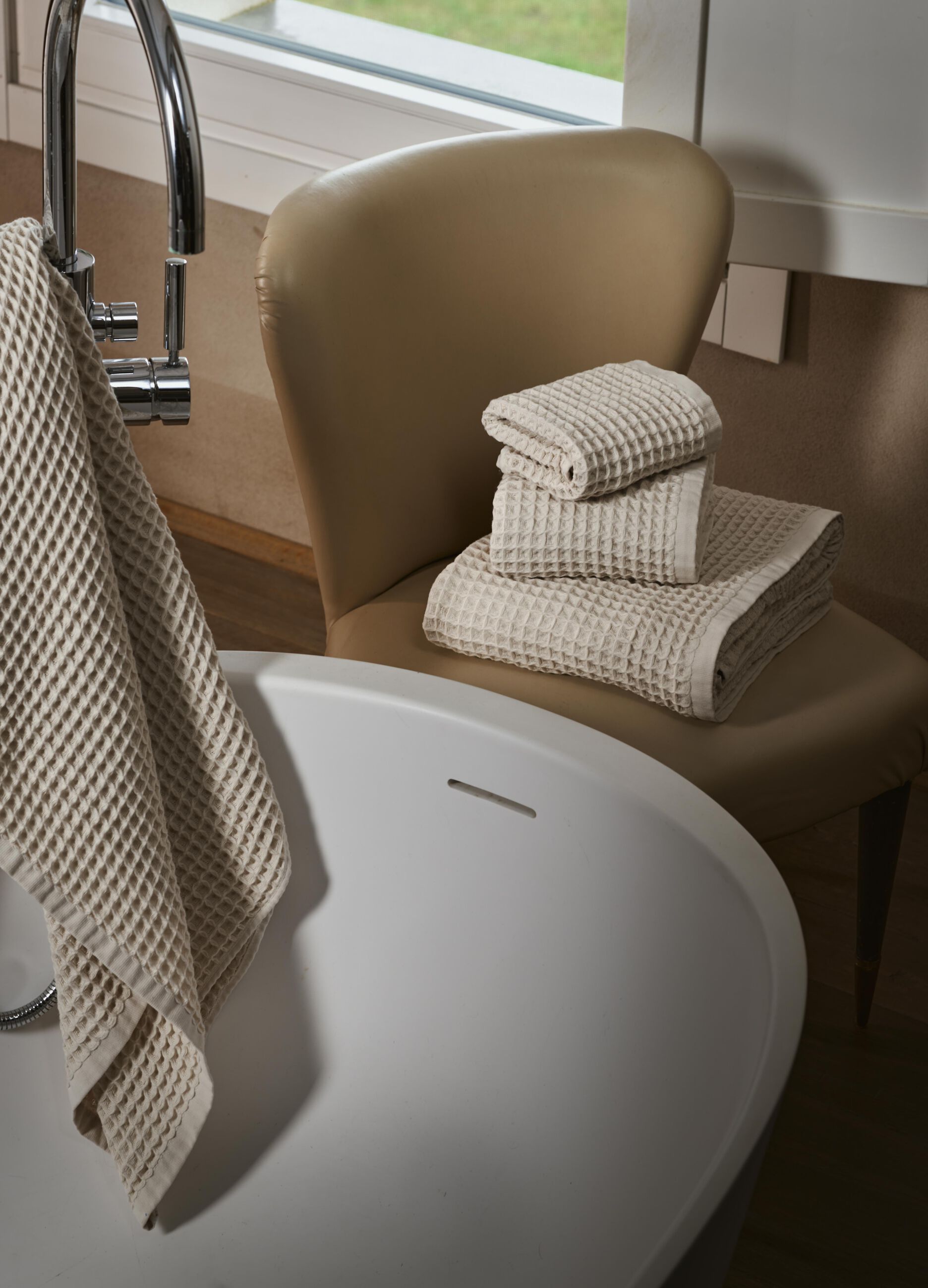 Garment-dyed bath towel in 100% waffle cotton Made in Portugal_0