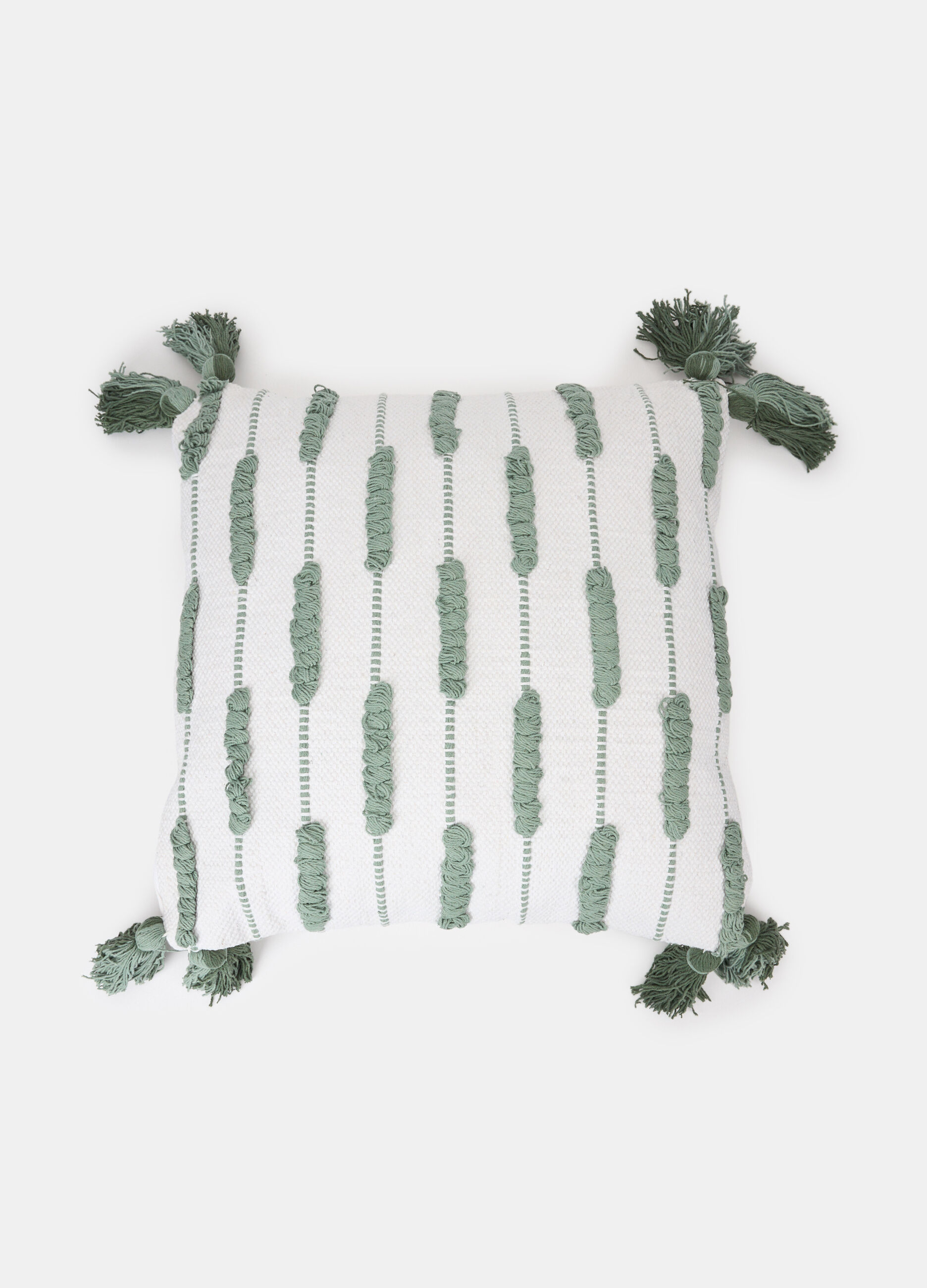 Cuscino con ricami in rilievo e nappe_0