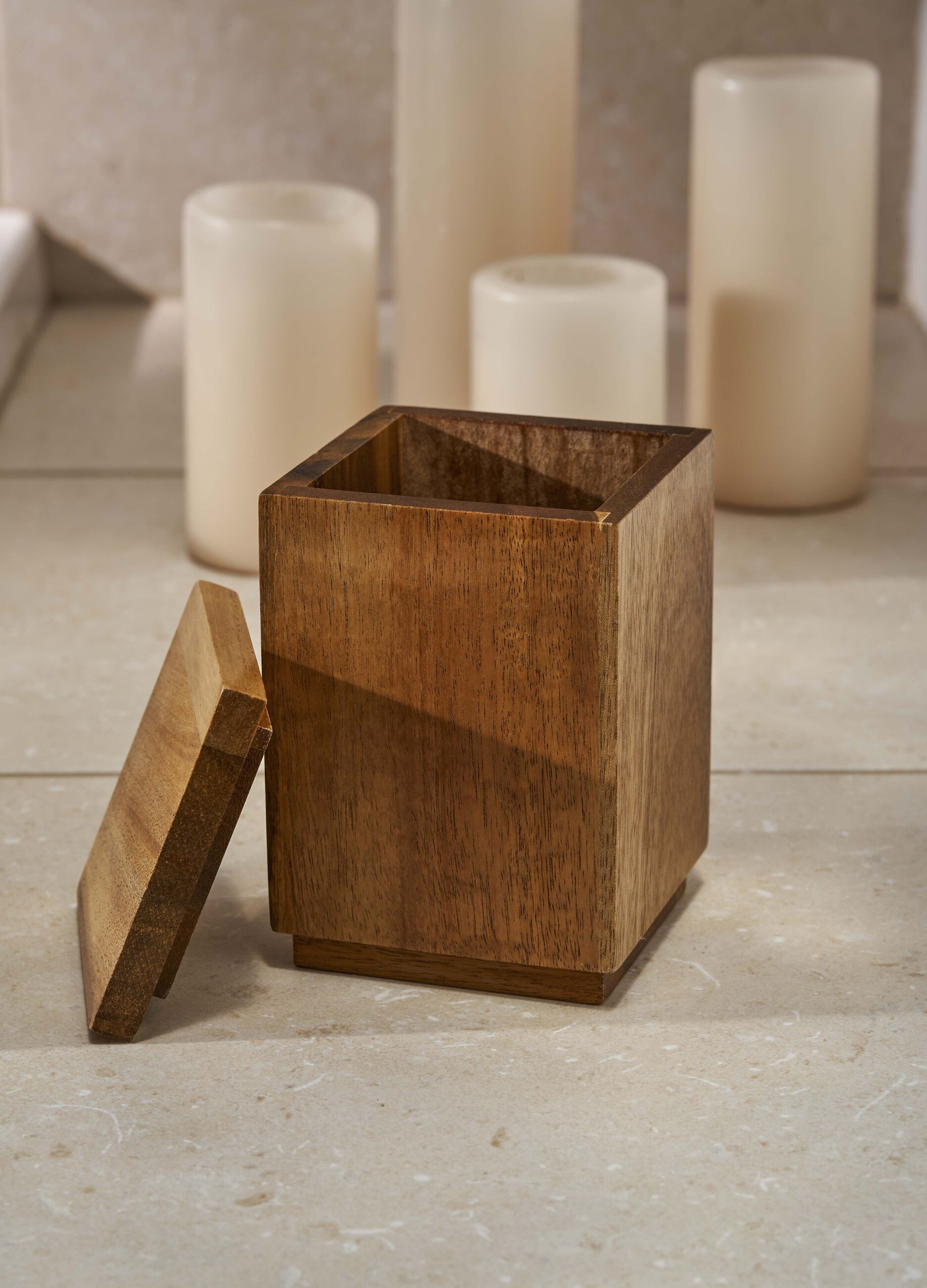 Toothbrush holder with lid in acacia wood_0
