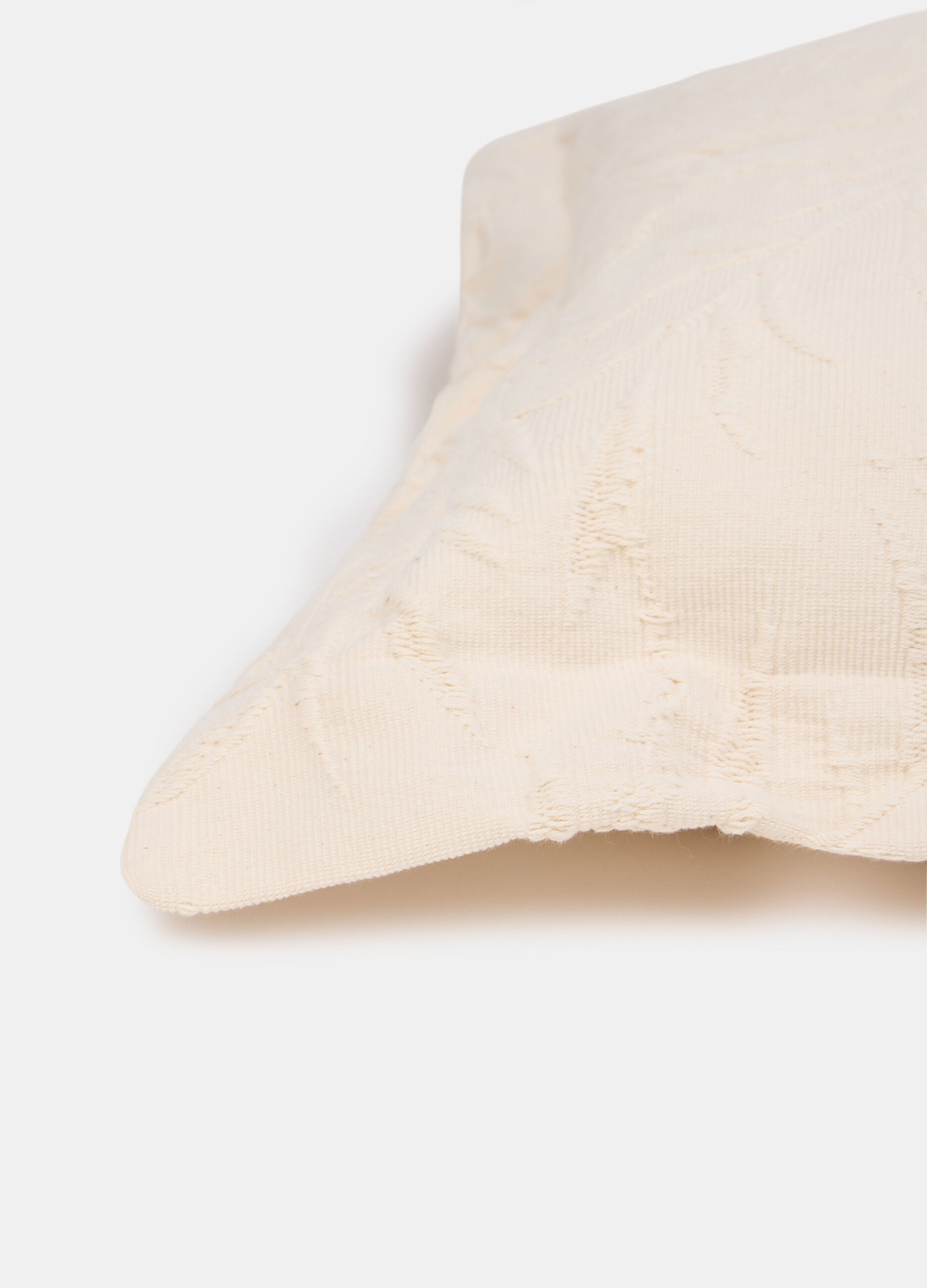 Cuscino in cotone con ricami in rilievo_1