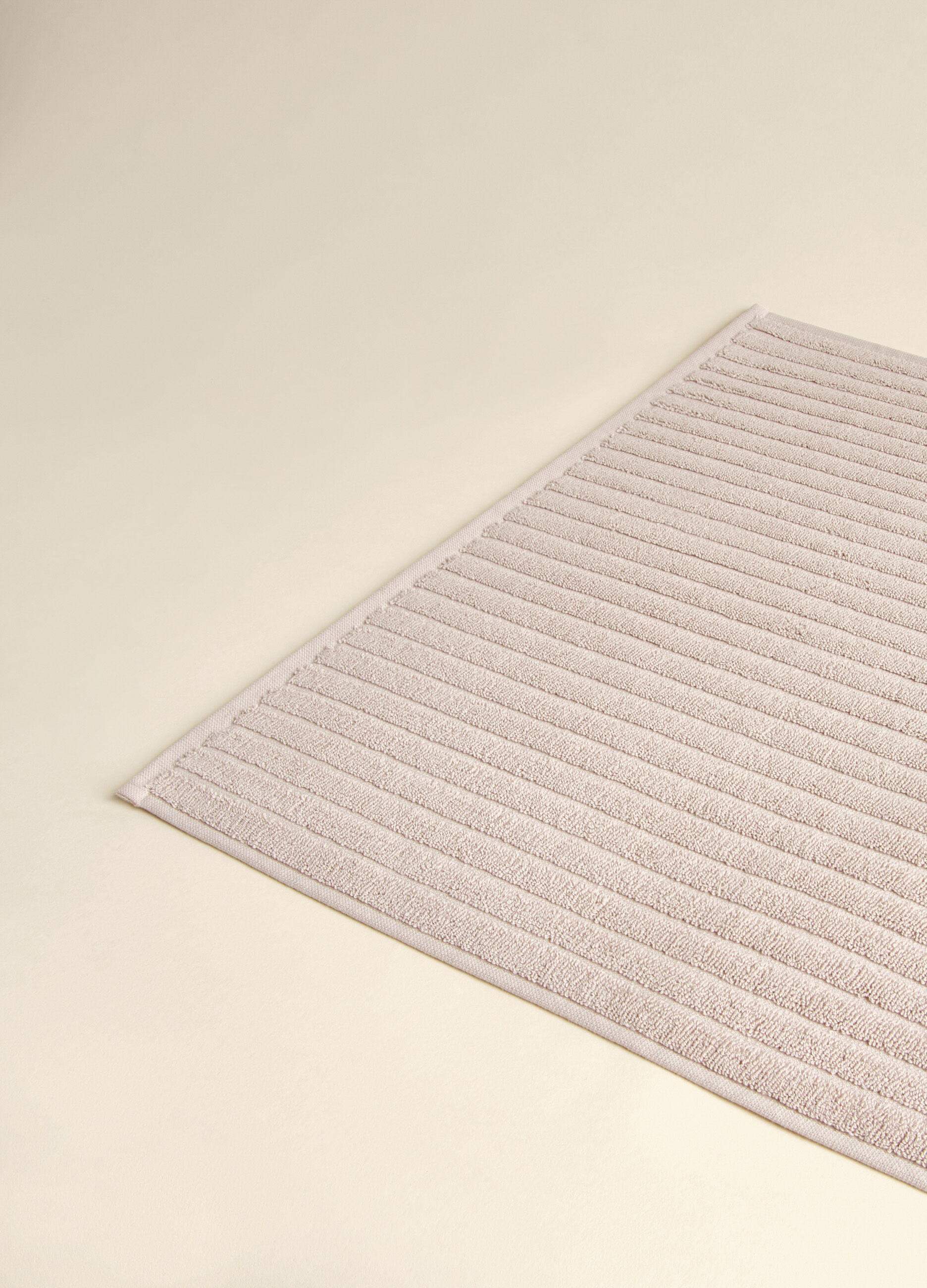 Tappeto in puro cotone jacquard a righe Made in Portugal_2