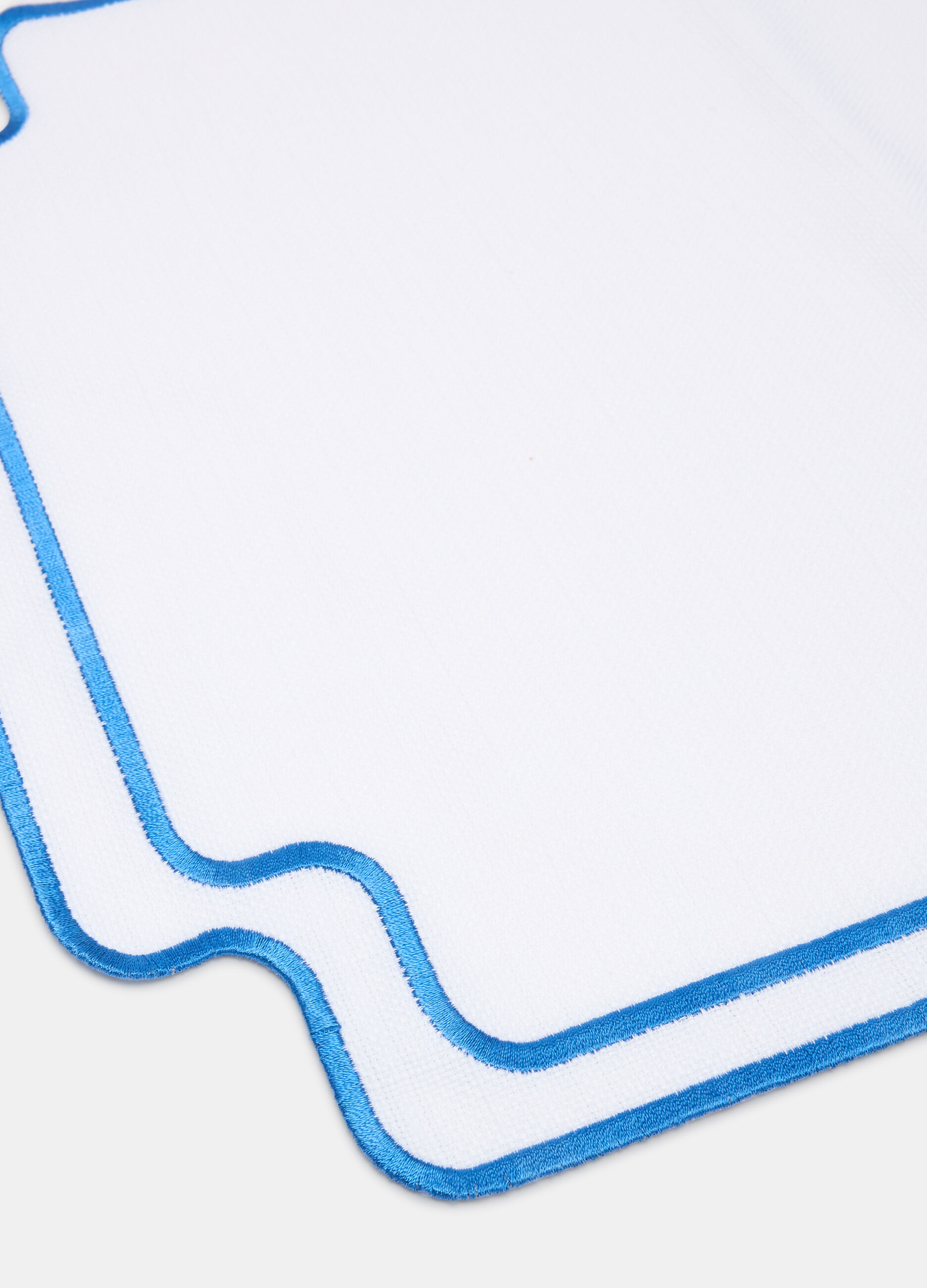 Shaped table mat with trim_1
