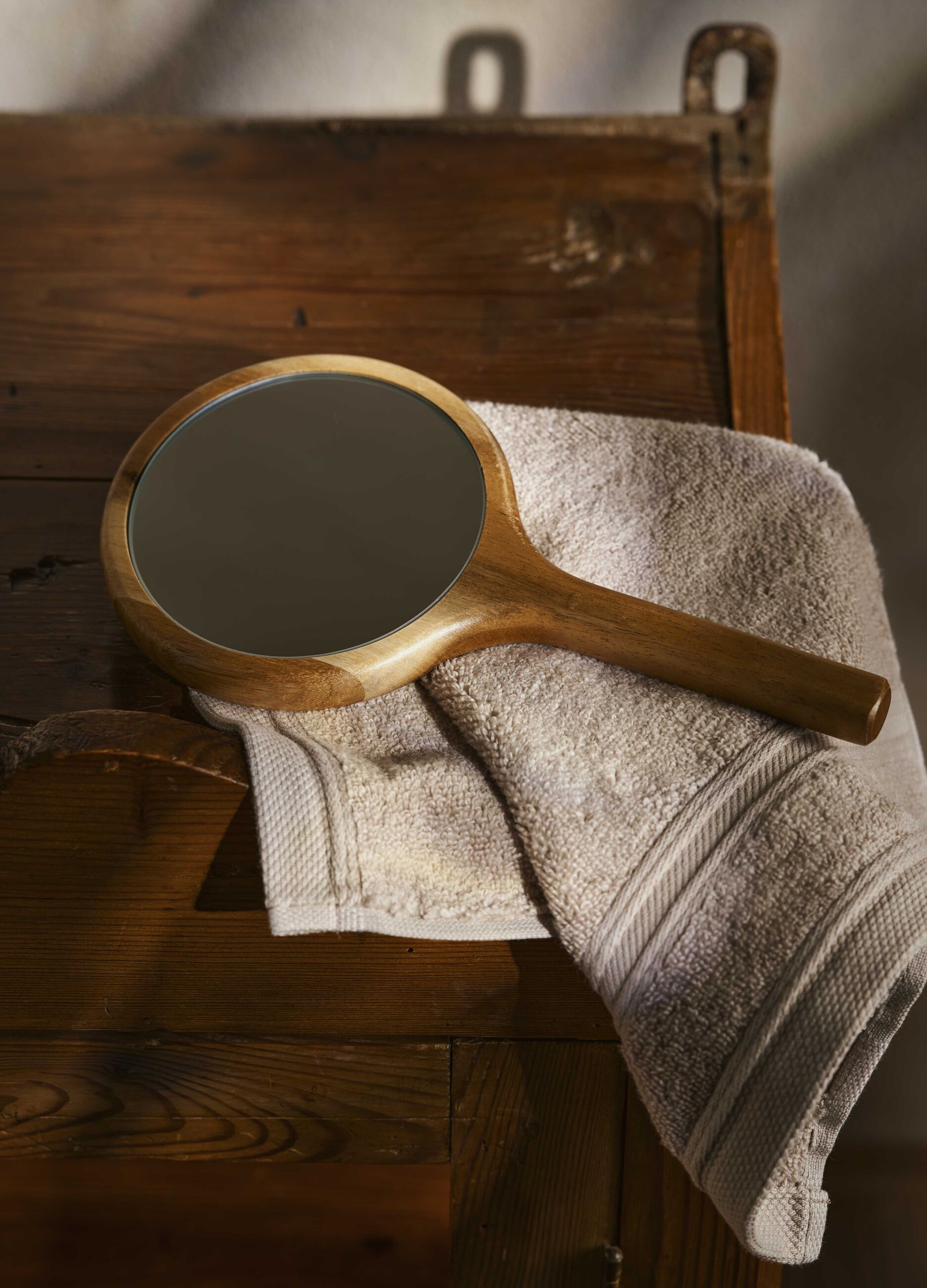 Mirror with handle in acacia wood_0