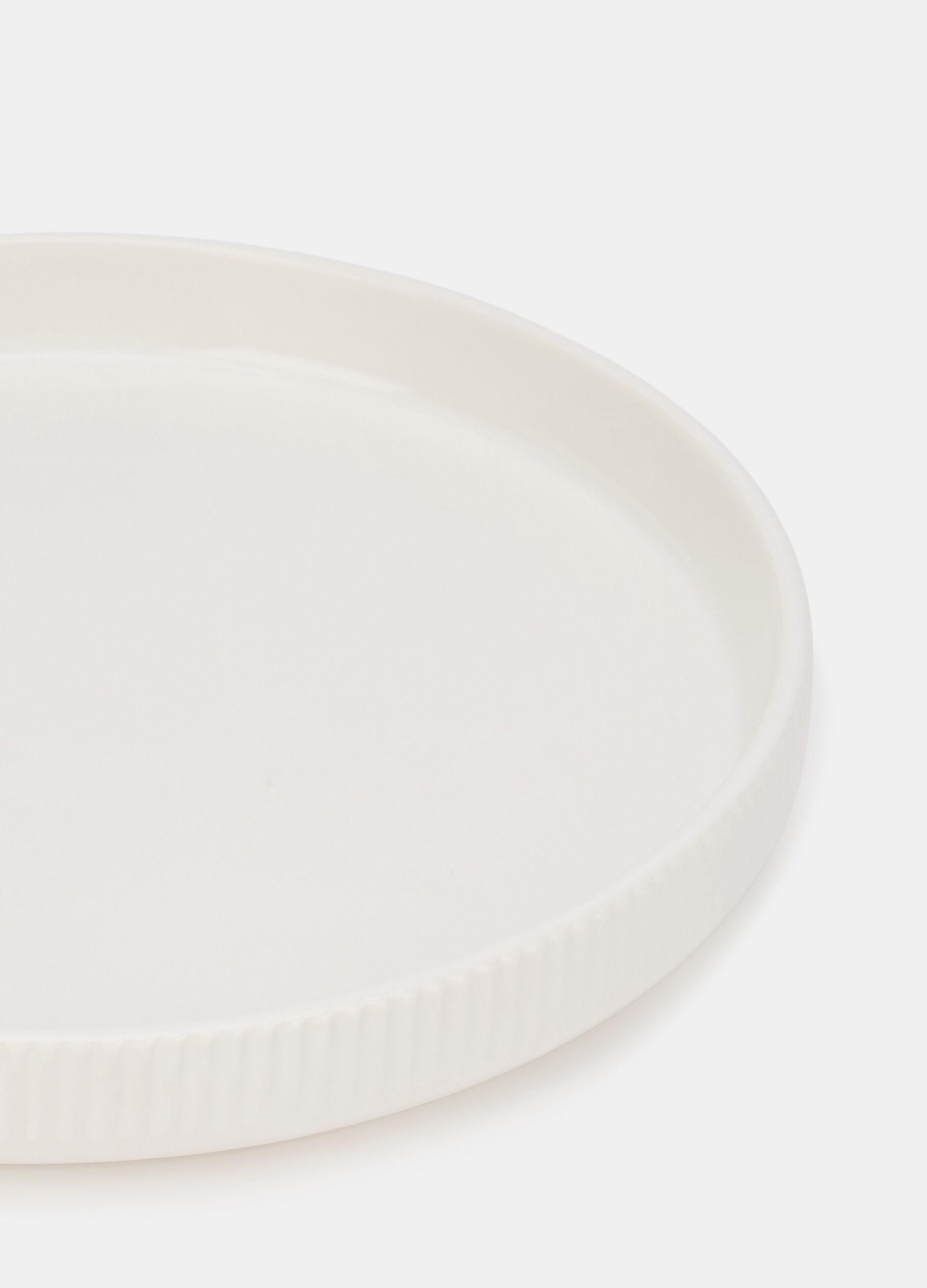 Piatto da dessert in ceramica con bordo in rilievo_1