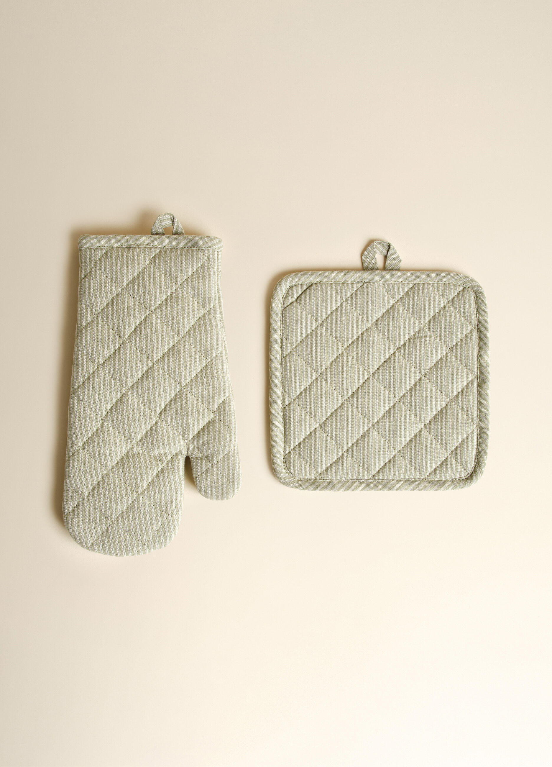 Two-pack with 1 pot holder and 1 oven glove_1