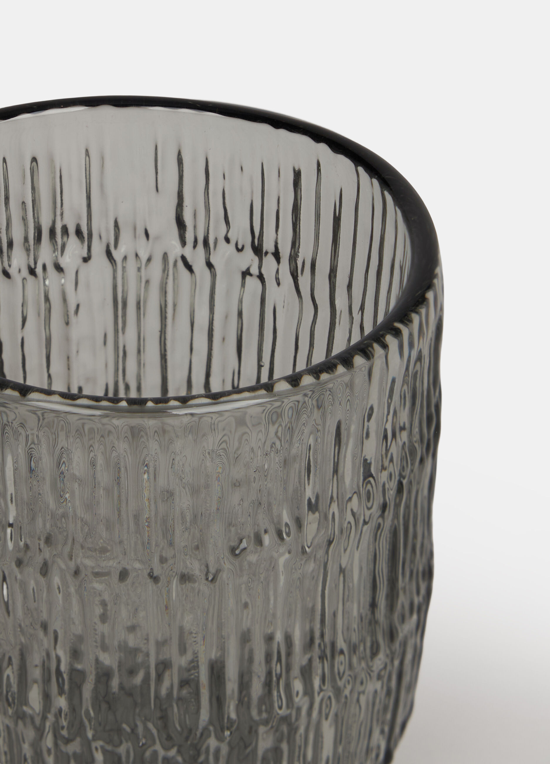 Bicchiere grigio con texture zigrinata