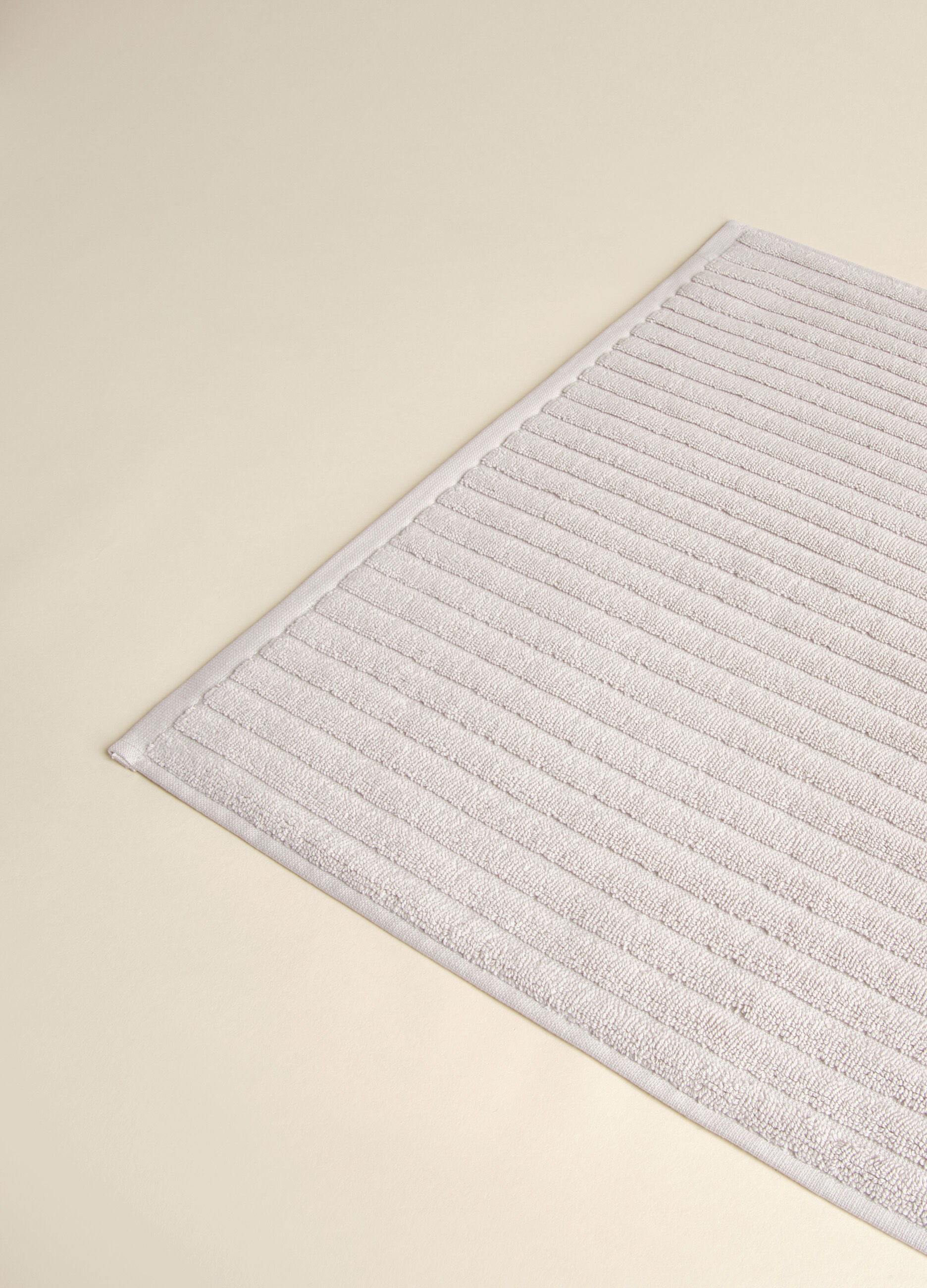 Tappeto in puro cotone jacquard a righe Made in Portugal_2
