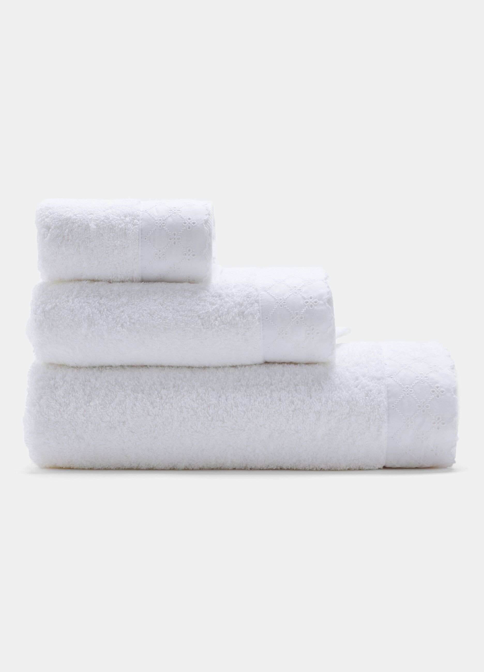 Towel with broderie anglaise insert Made in Portugal_0