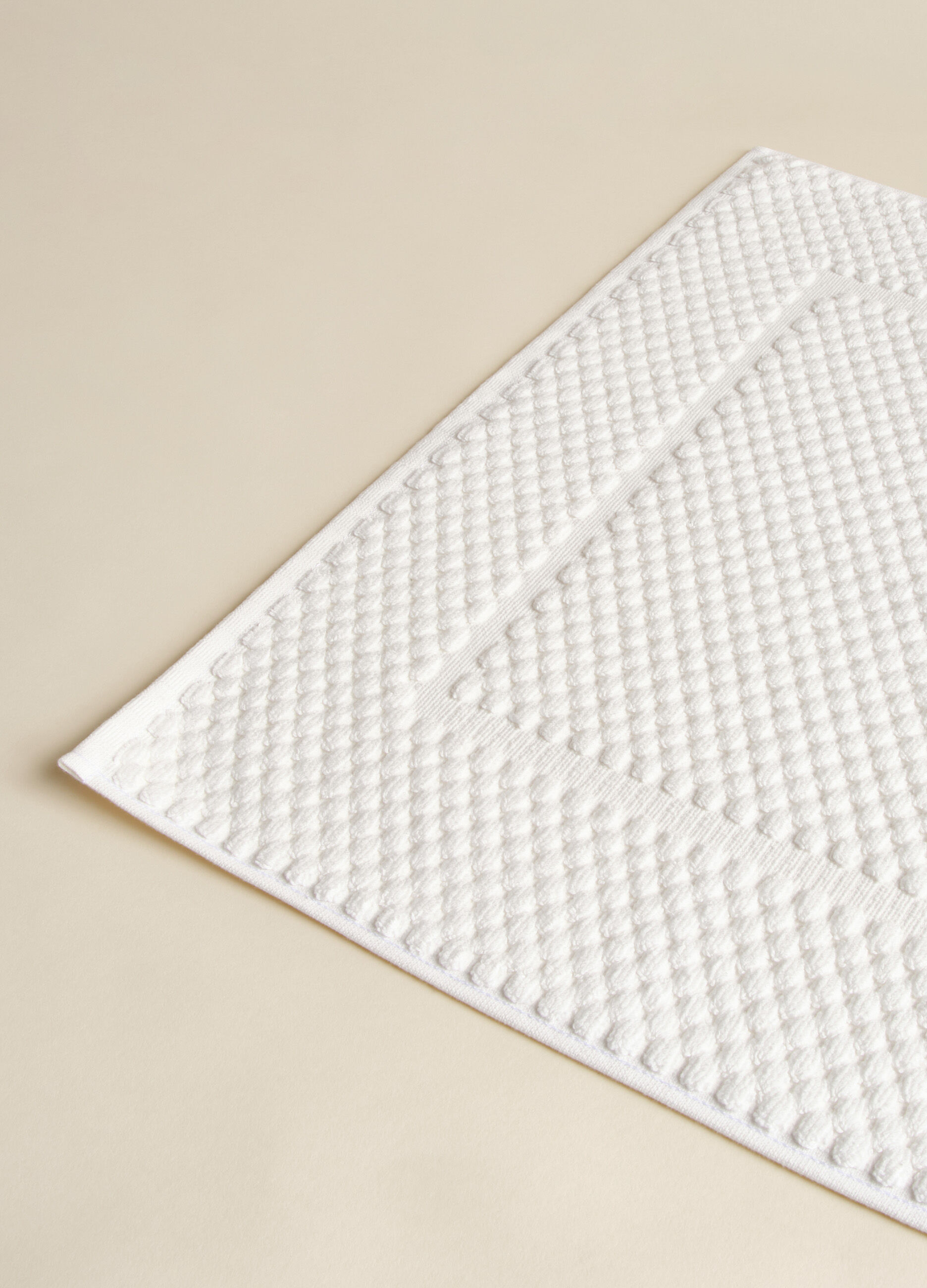 Bath mat with three-dimensional motif_2