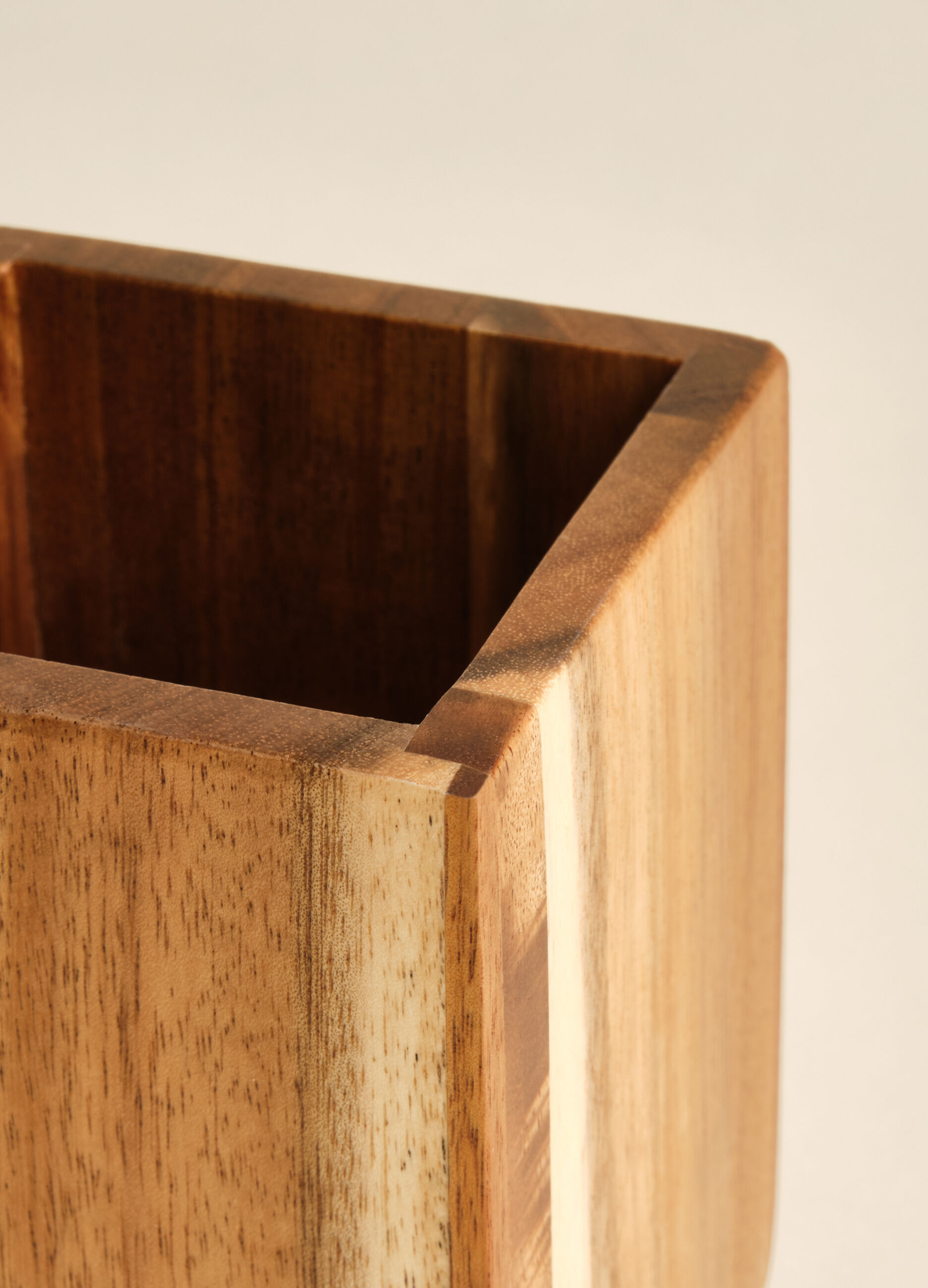 Toothbrush holder in acacia wood_2