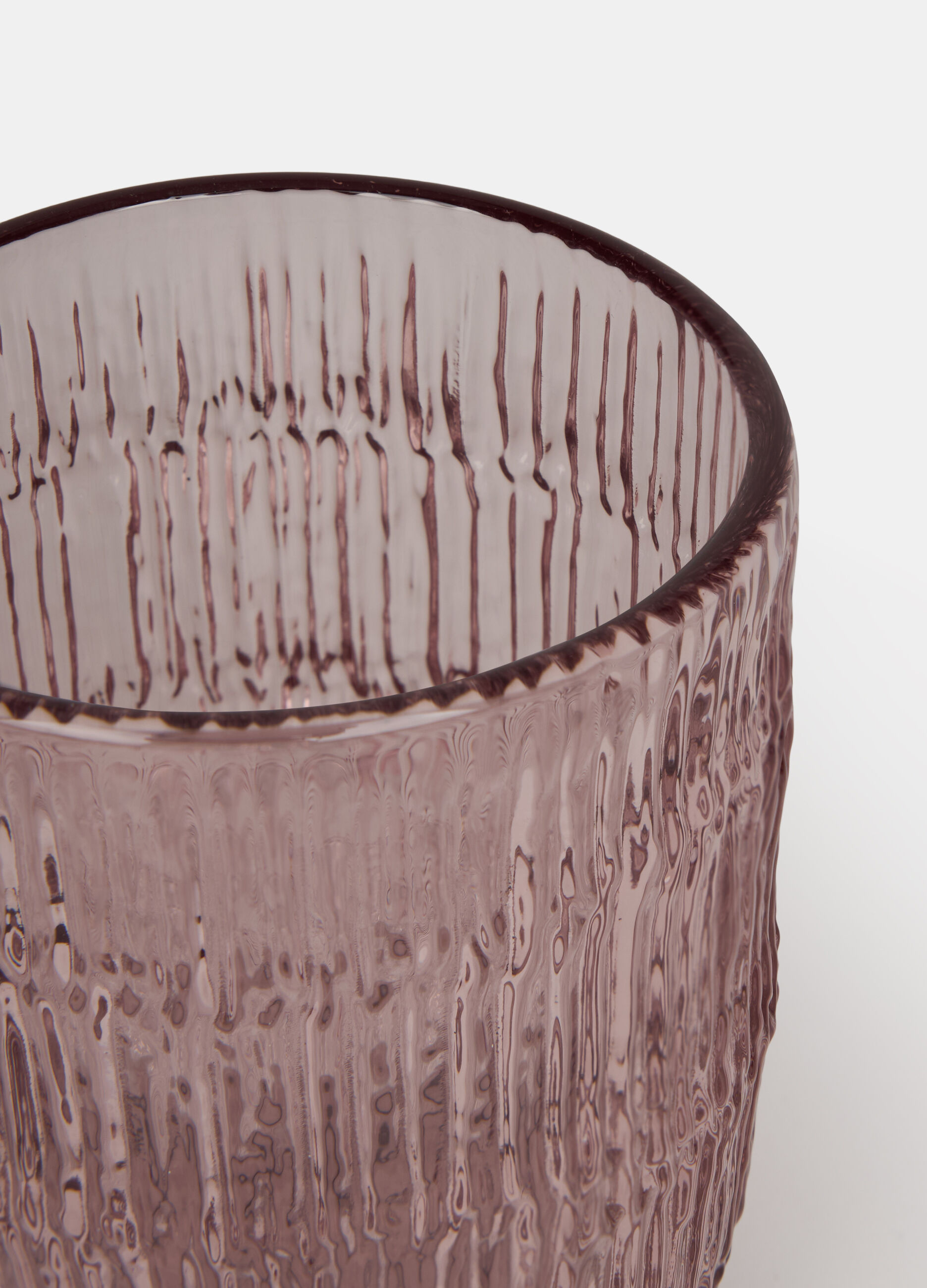 Bicchiere rosa con texture zigrinata