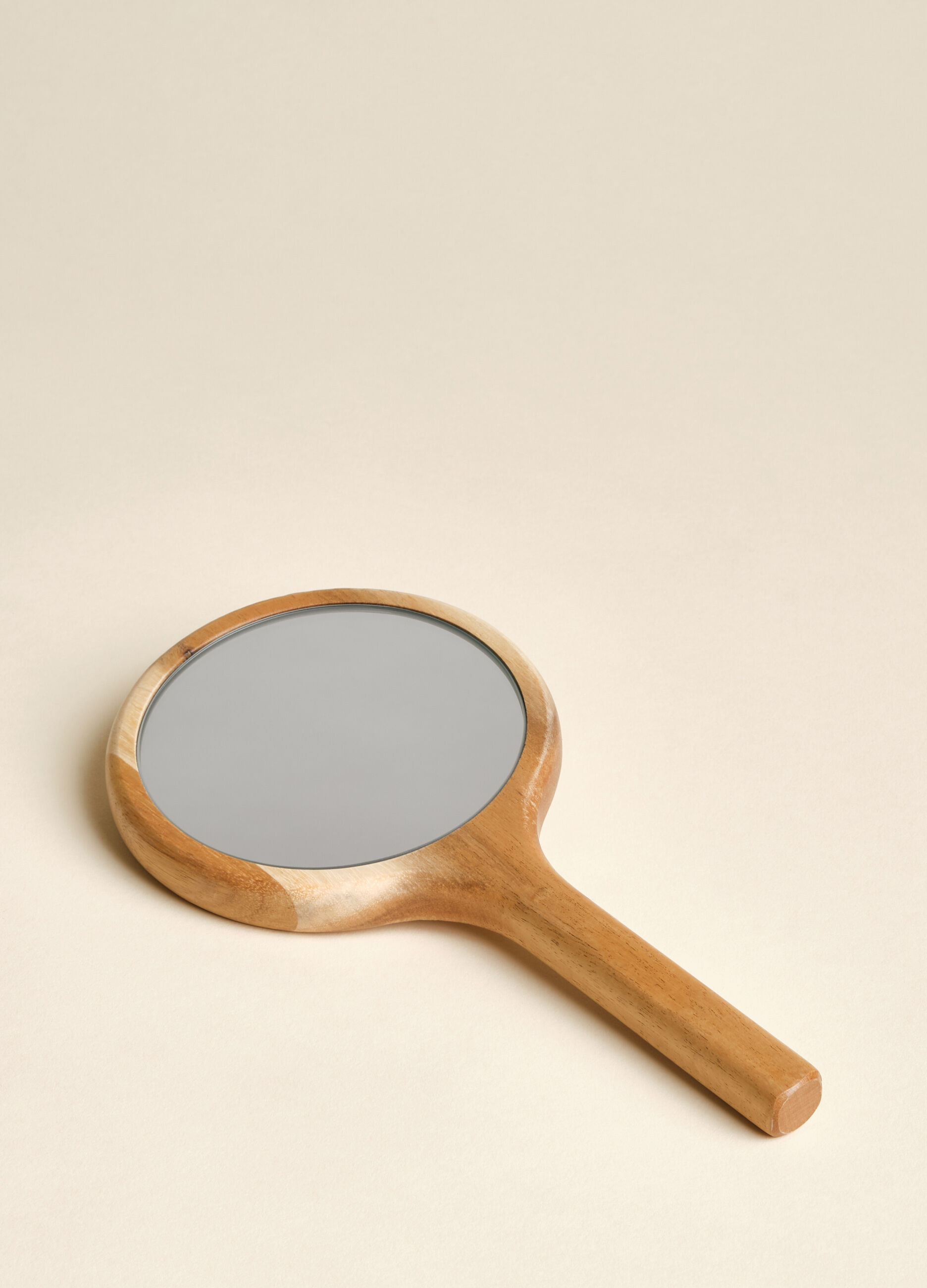 Mirror with handle in acacia wood_1