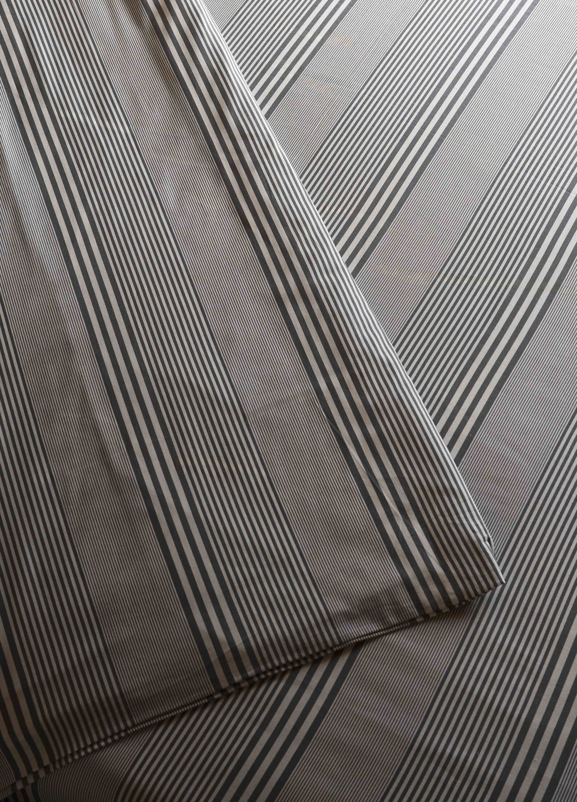 Double sheet in cotton with irregular stripes_1