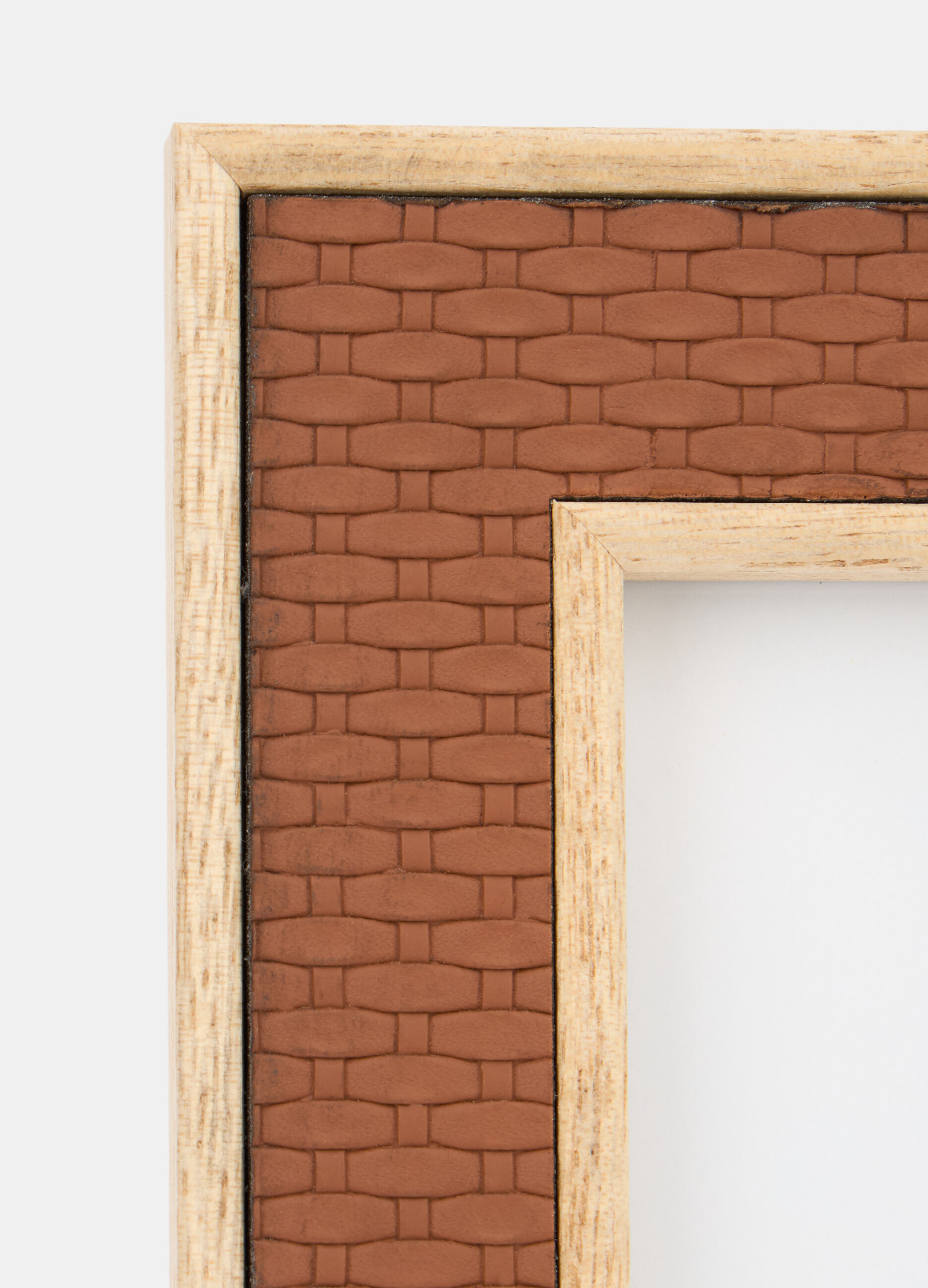 Cornice in legno con doppia texture_1