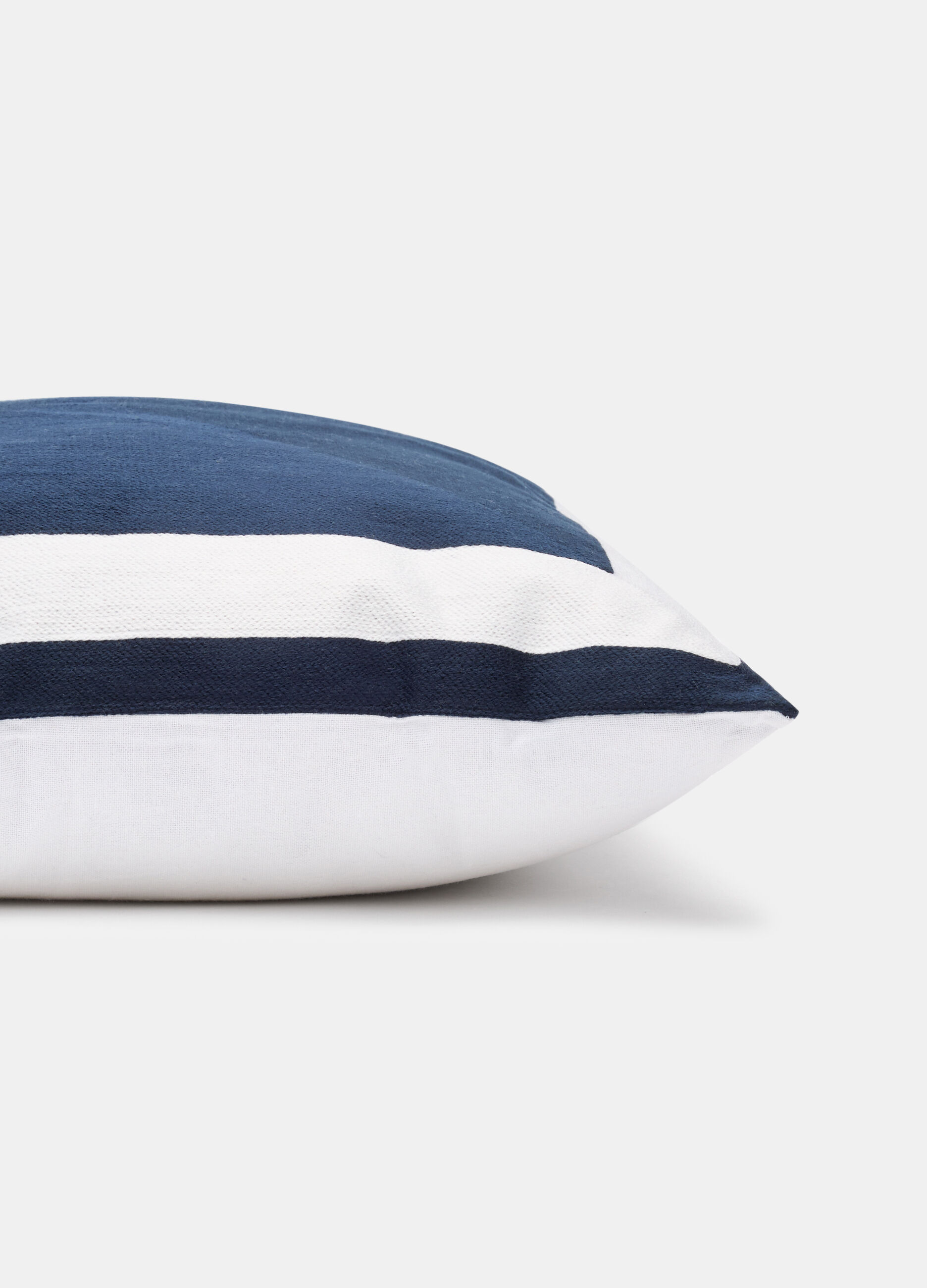 Square filled cushion in embroidered cotton_1
