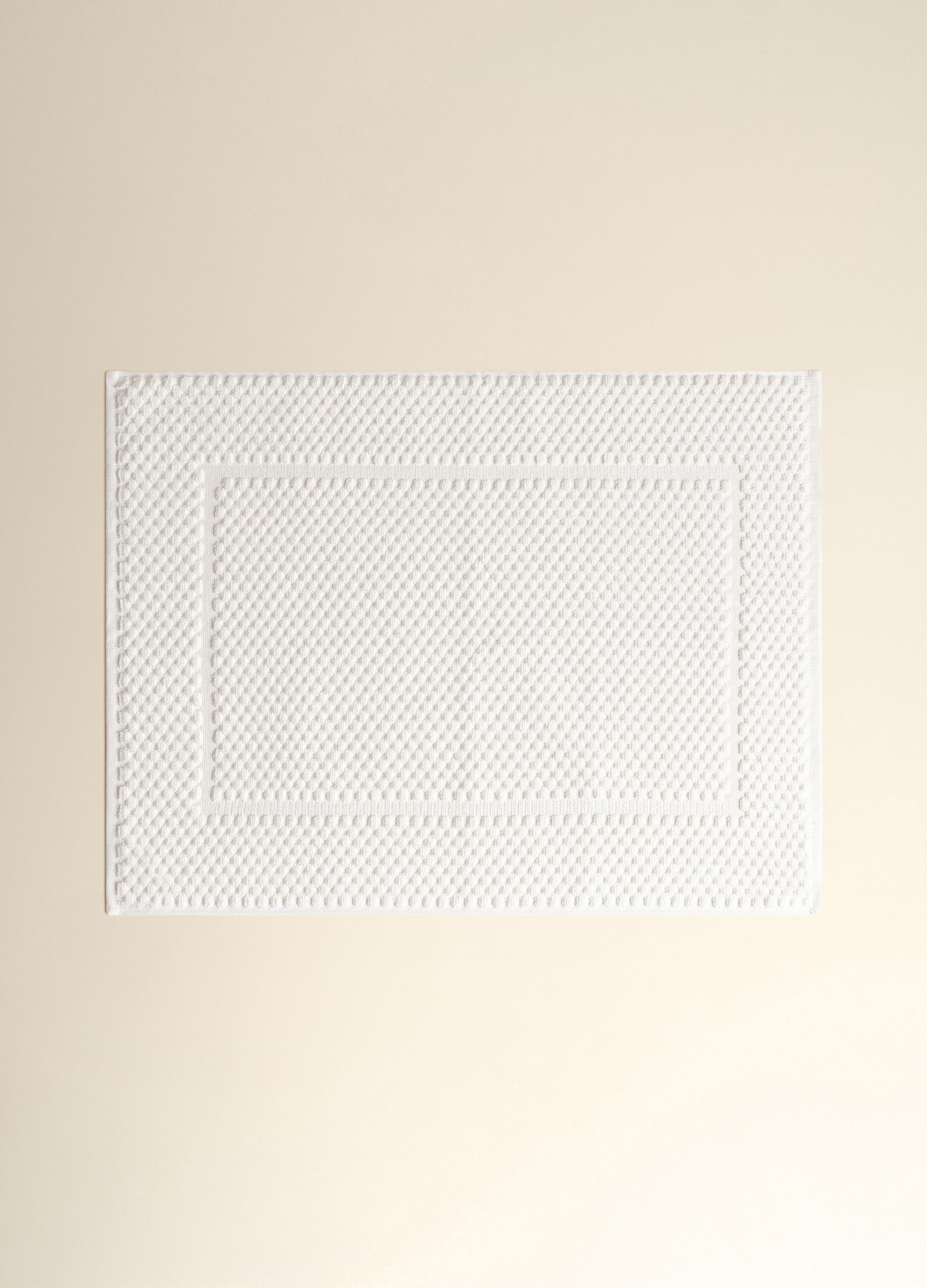 Bath mat with three-dimensional motif_1