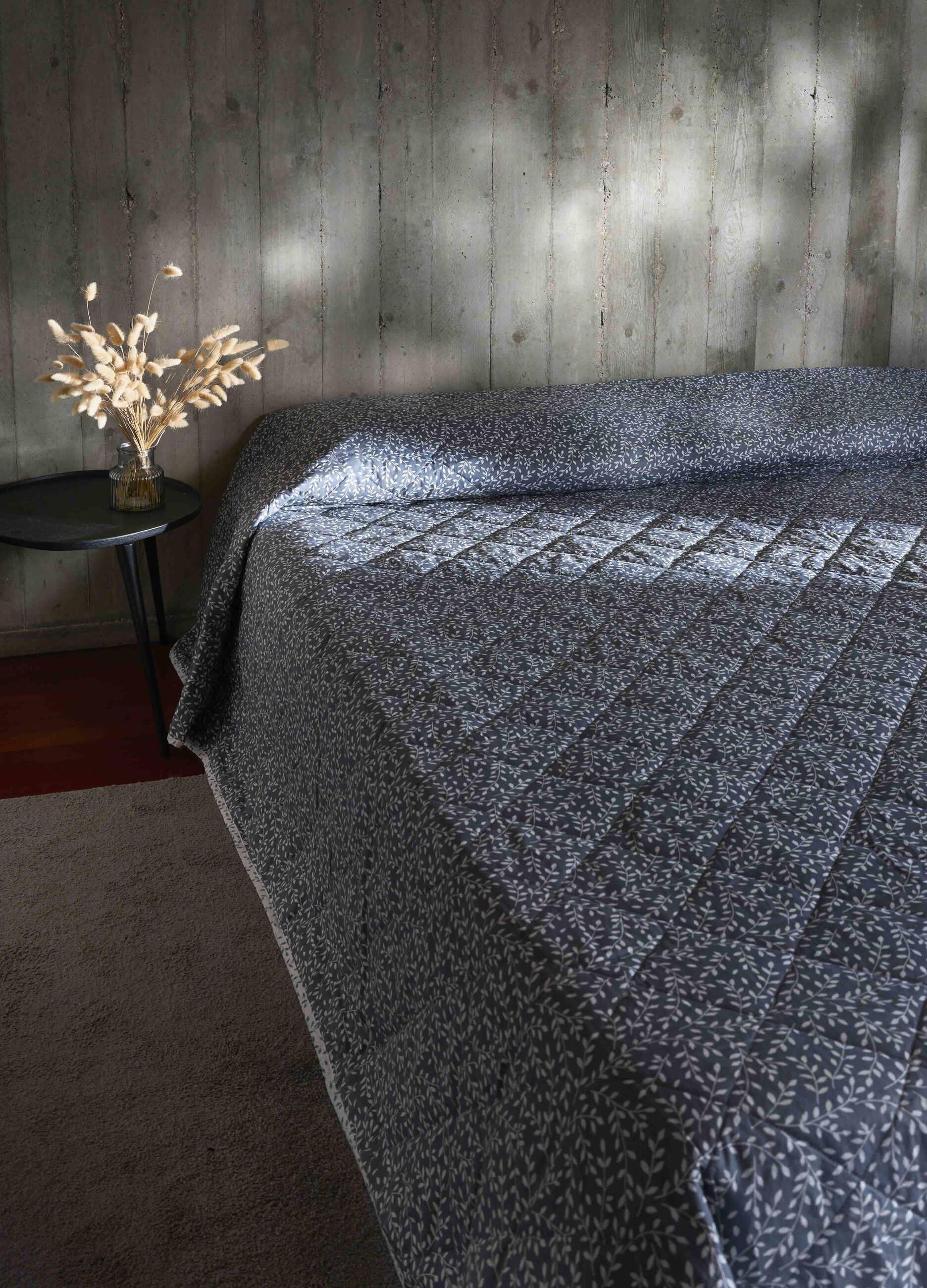 Double Quilt with Foliage Design_0