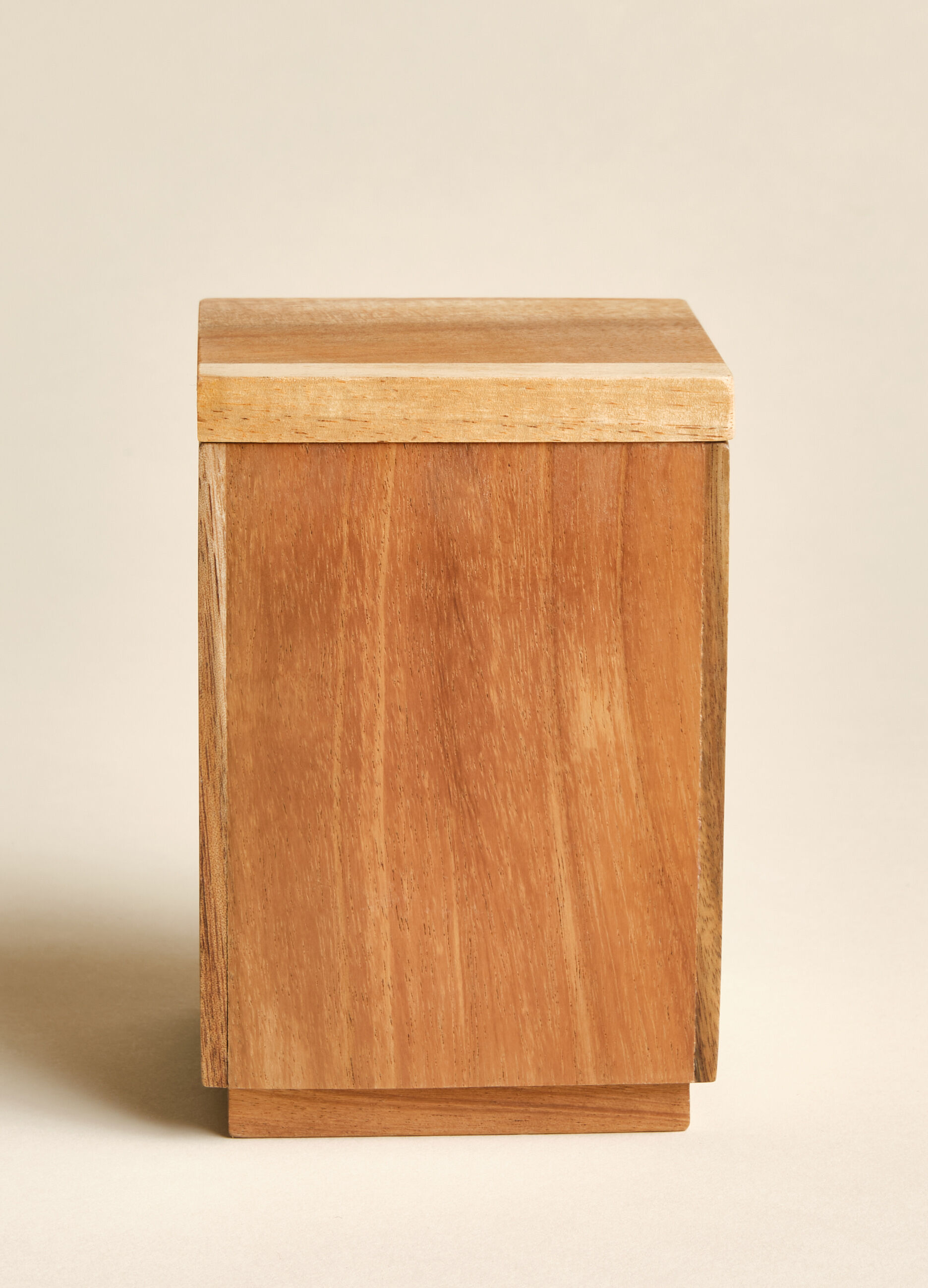 Toothbrush holder with lid in acacia wood_1