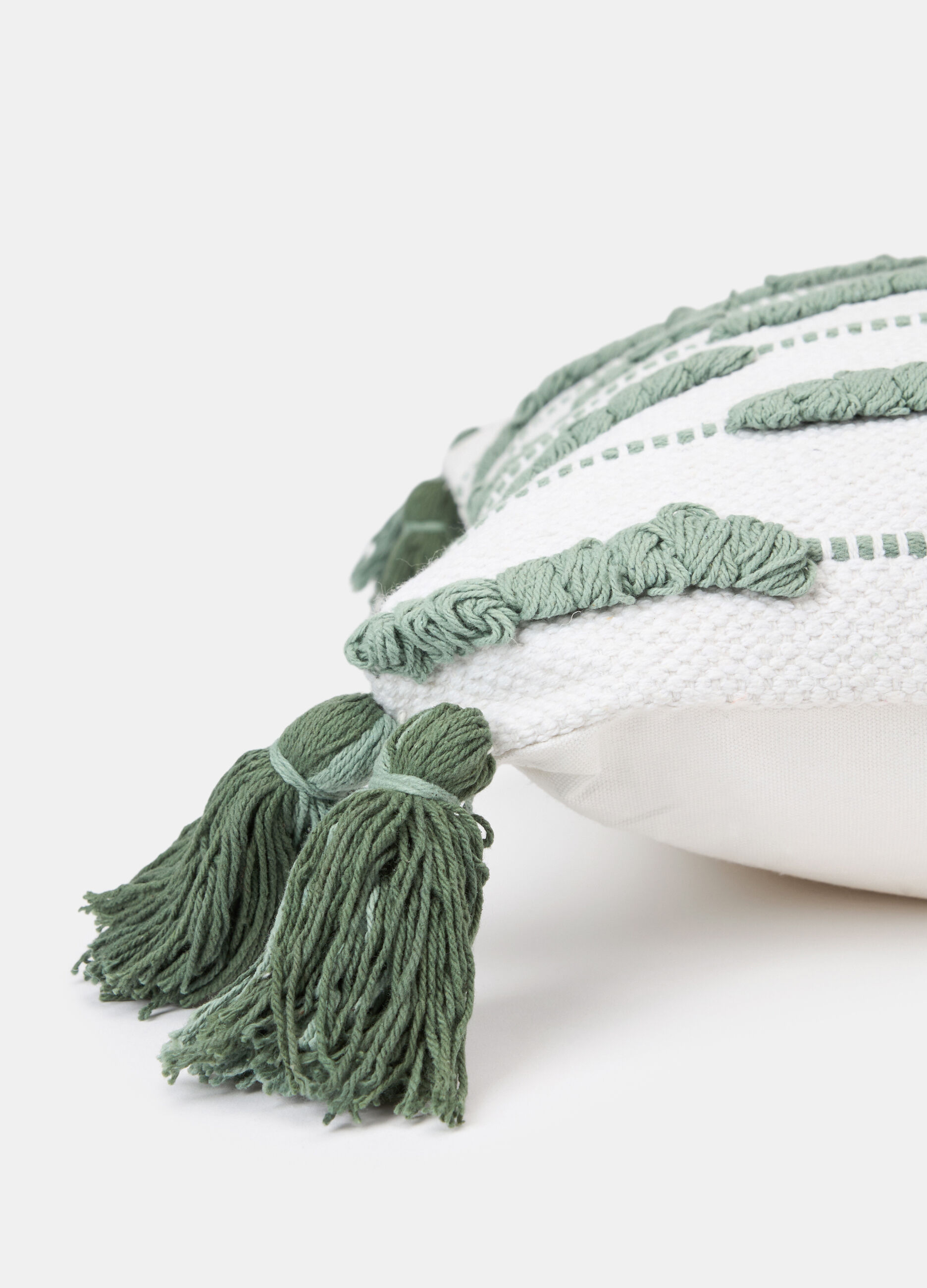 Cuscino con ricami in rilievo e nappe_1