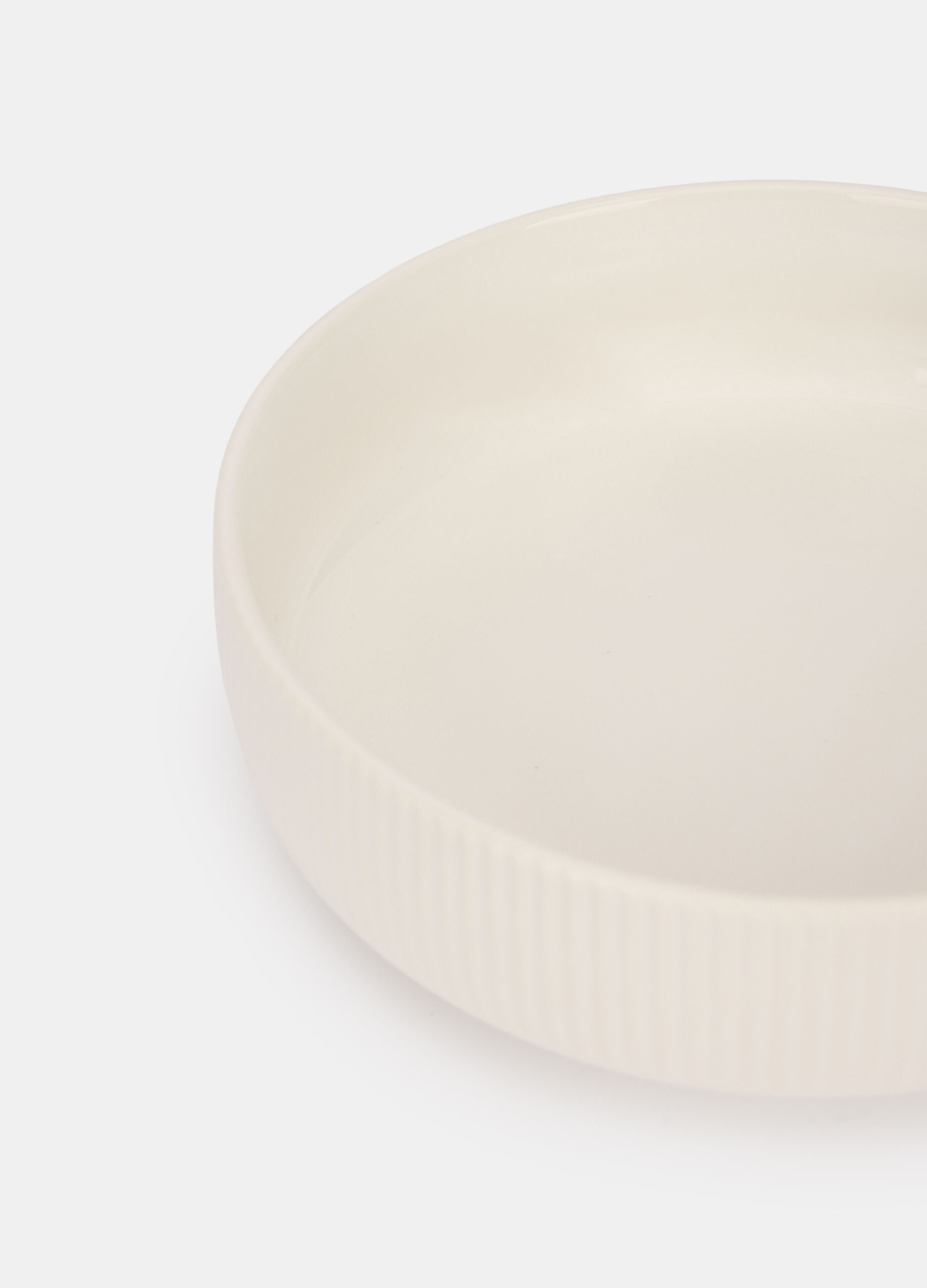 Piatto fondo in ceramica con bordo in rilievo_1