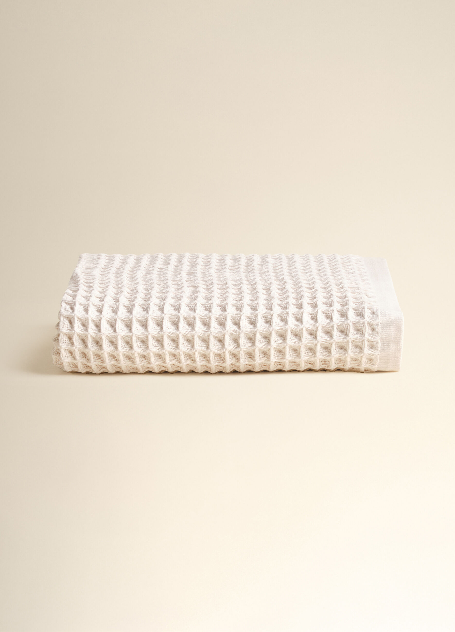 Garment-dyed bath towel in 100% waffle cotton Made in Portugal_1