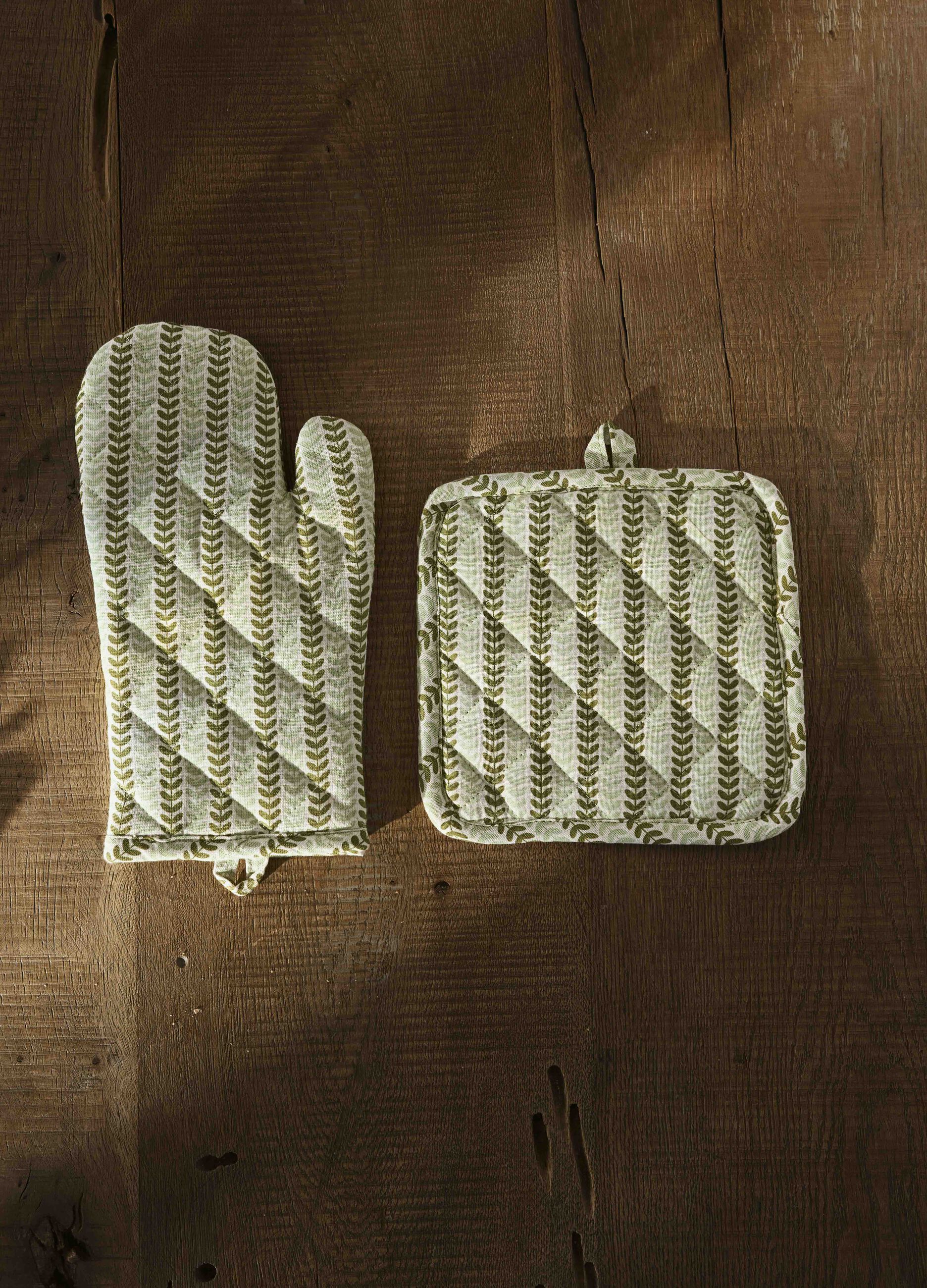 Two-pack 1 pot holder and 1 oven glove with print_0
