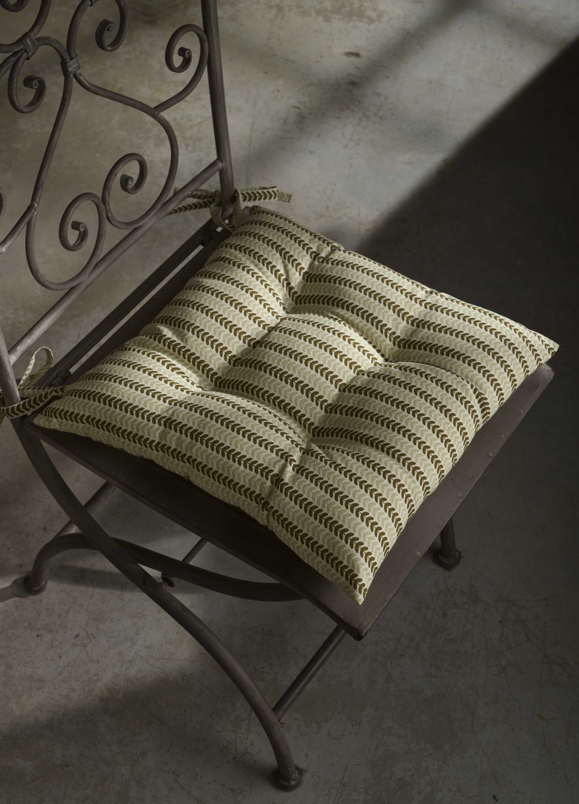 Square seat pad with leaves print_0