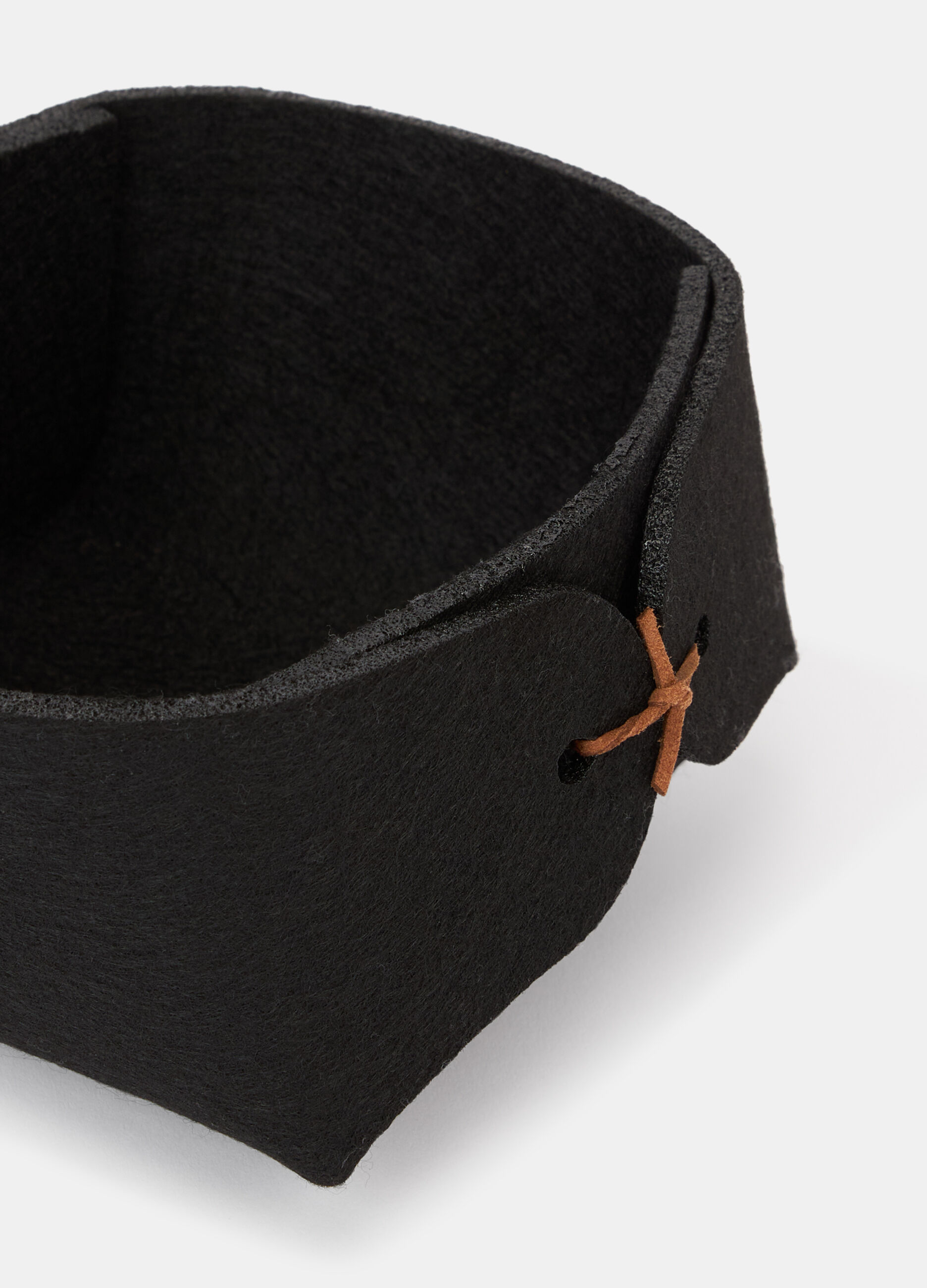 Cesto in feltro con laccetti