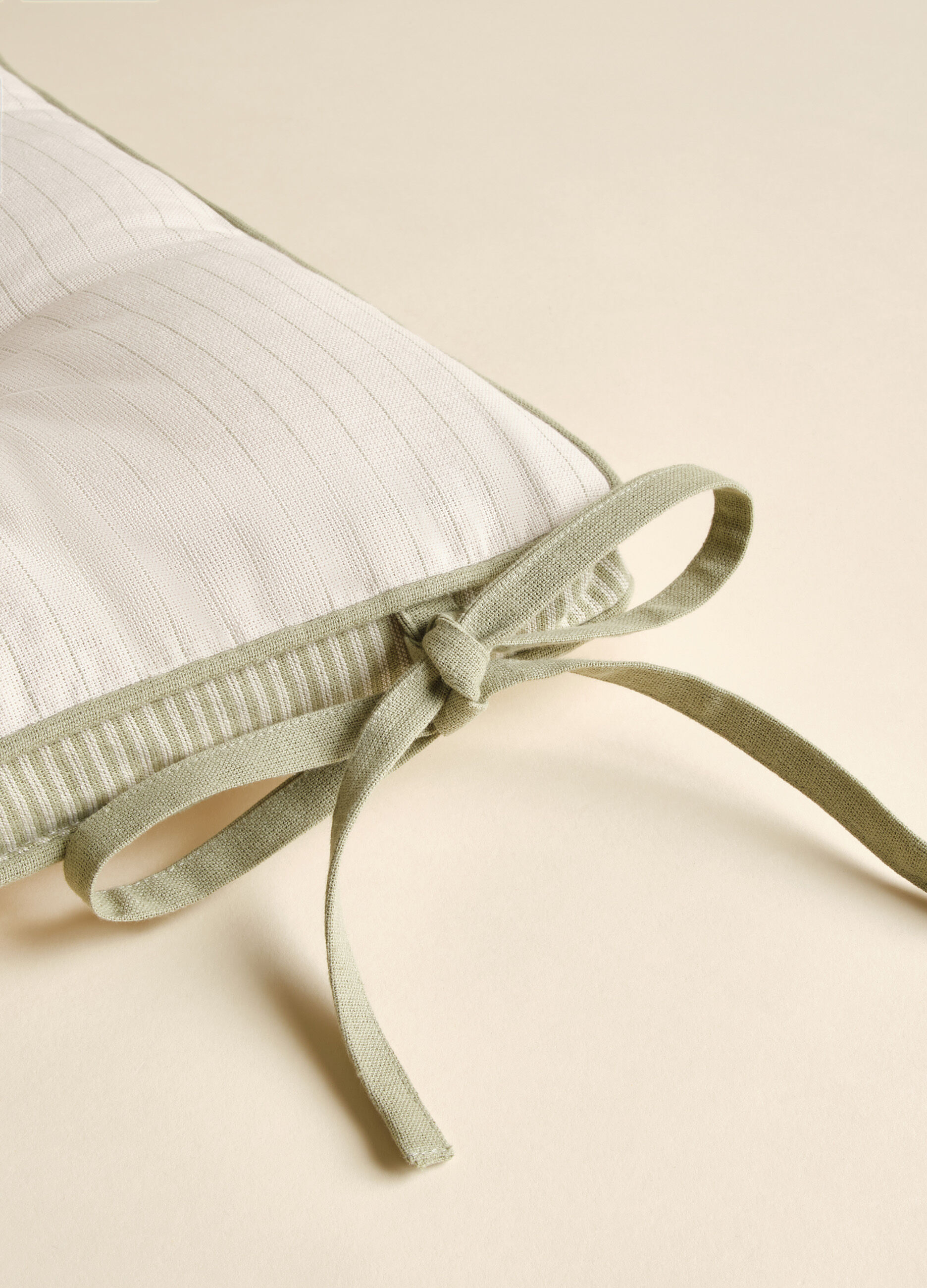 Square seat pad with stripes_2