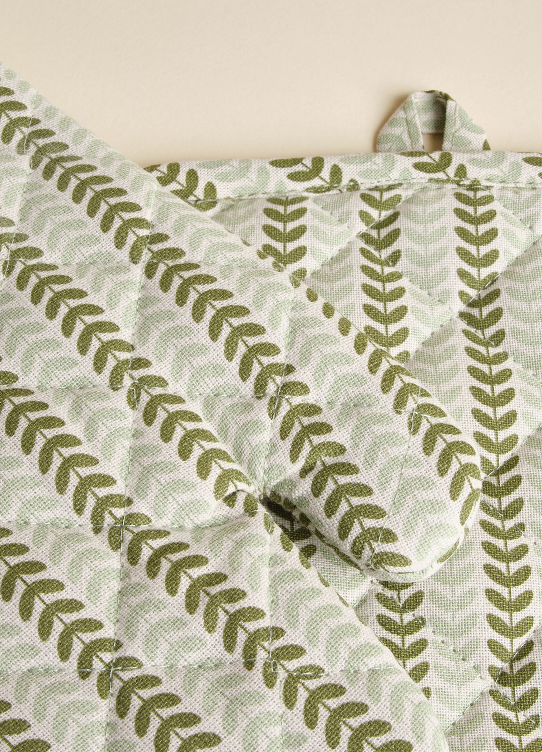 Two-pack 1 pot holder and 1 oven glove with print_2