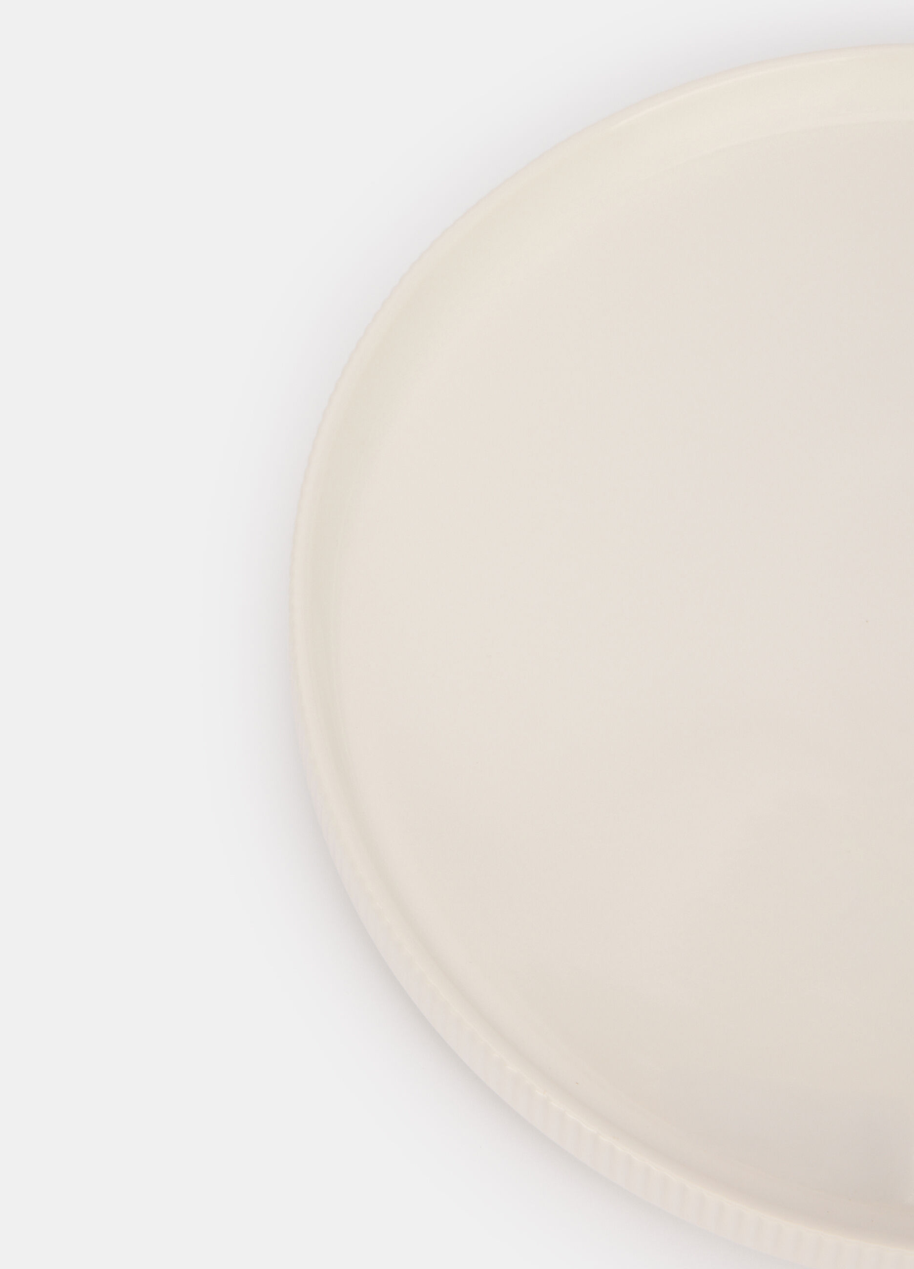 Piatto piano in ceramica con bordo in rilievo_1