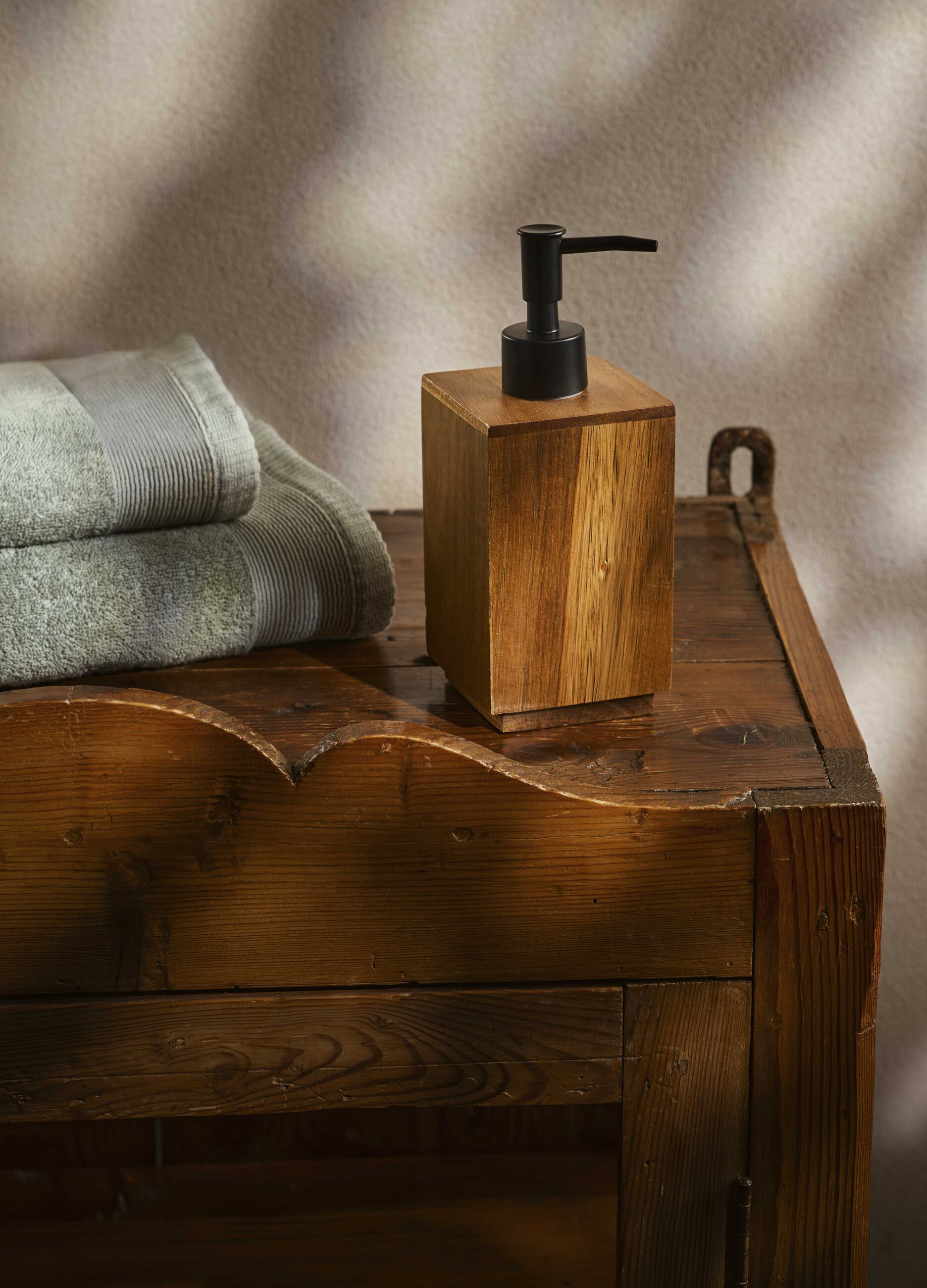 Soap dispenser in acacia wood_0