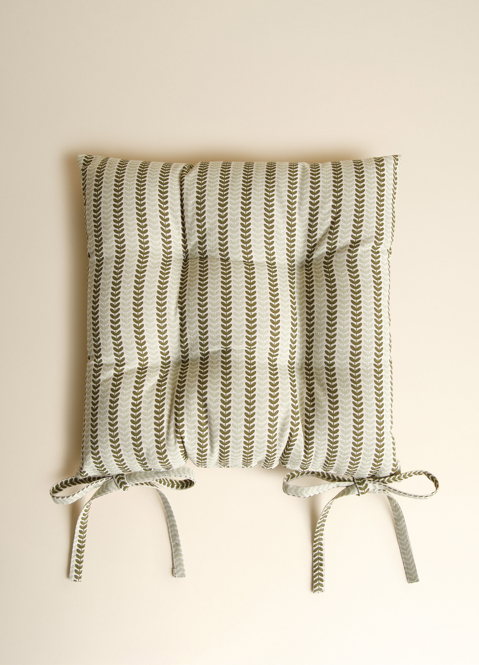 Square seat pad with leaves print_1