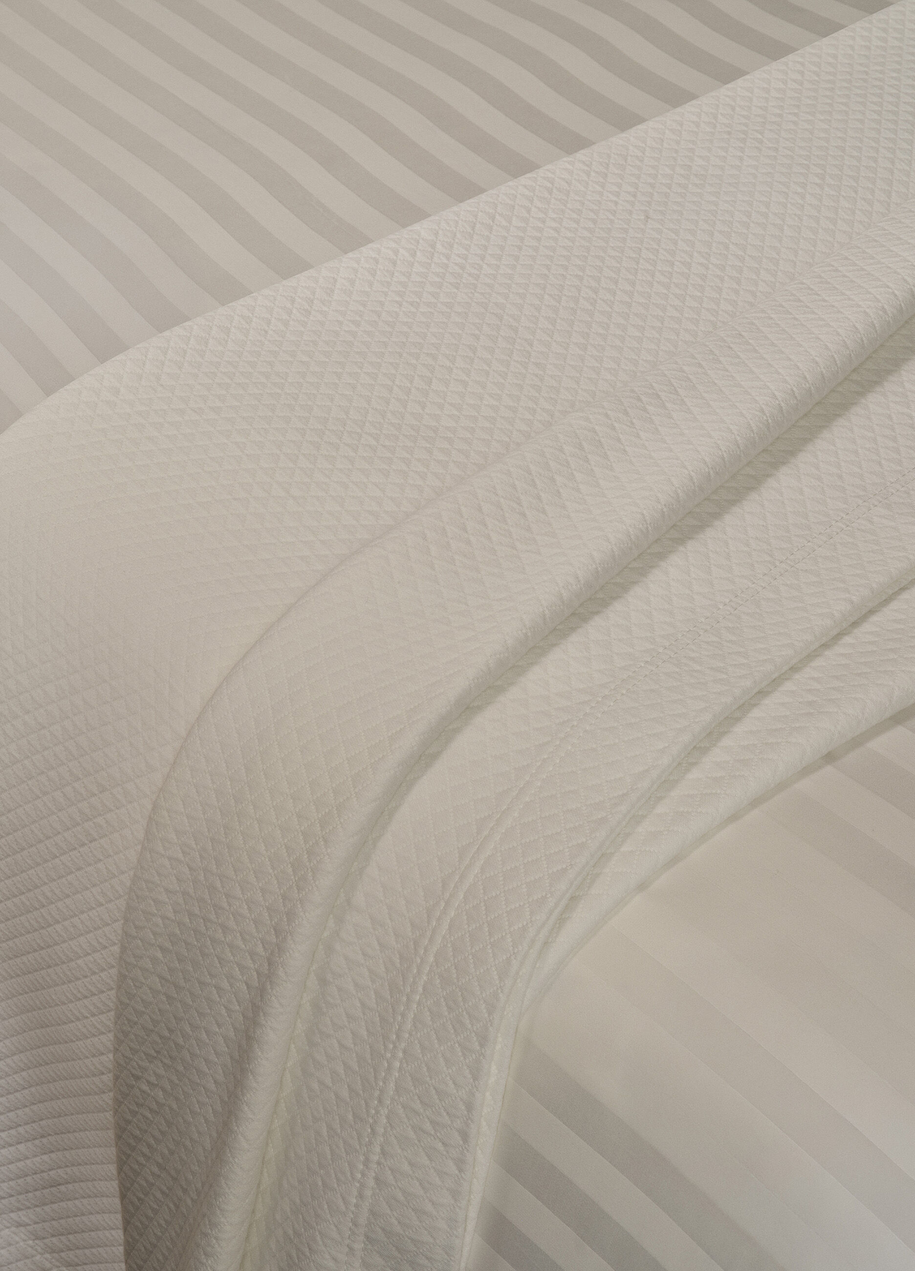 Double-bed quilted mattress cover in 100% cotton_0