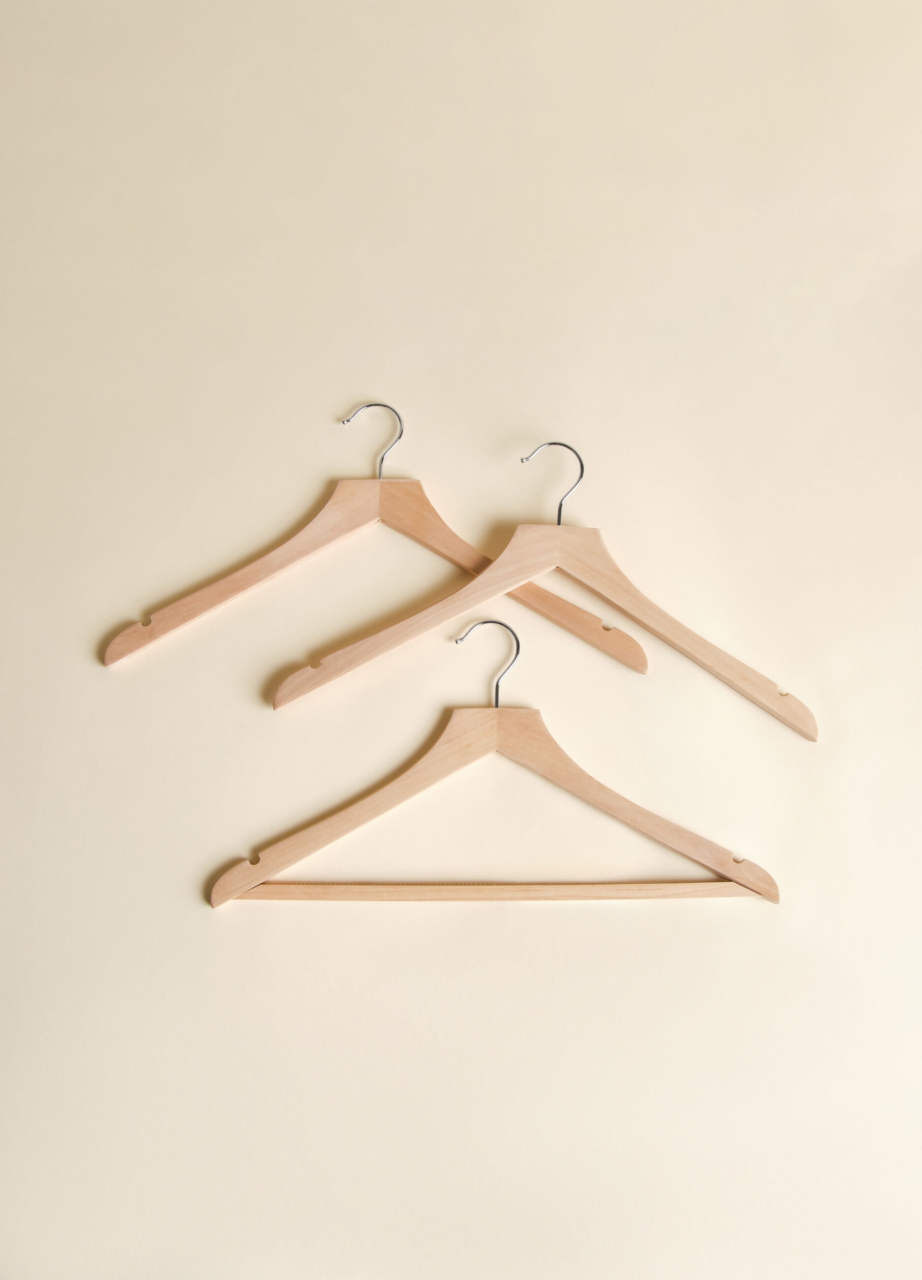 3-pack wooden hangers_1