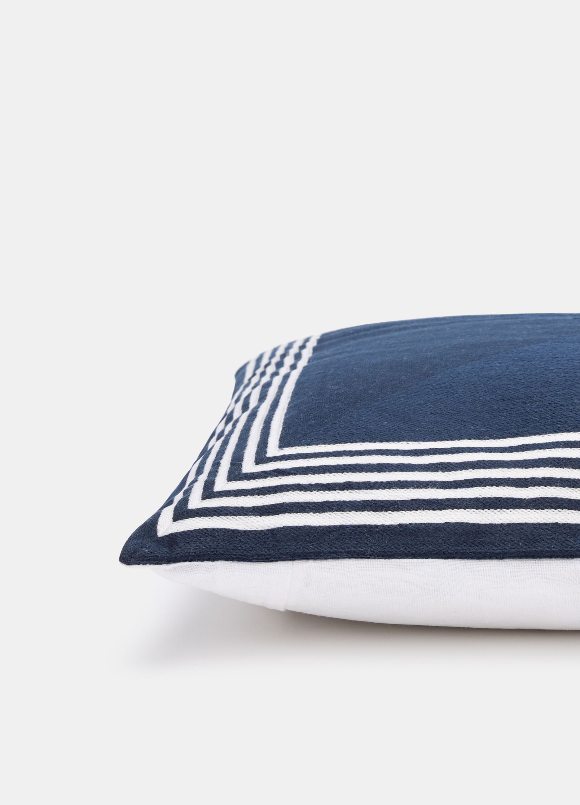 Square filled cushion in embroidered cotton_1