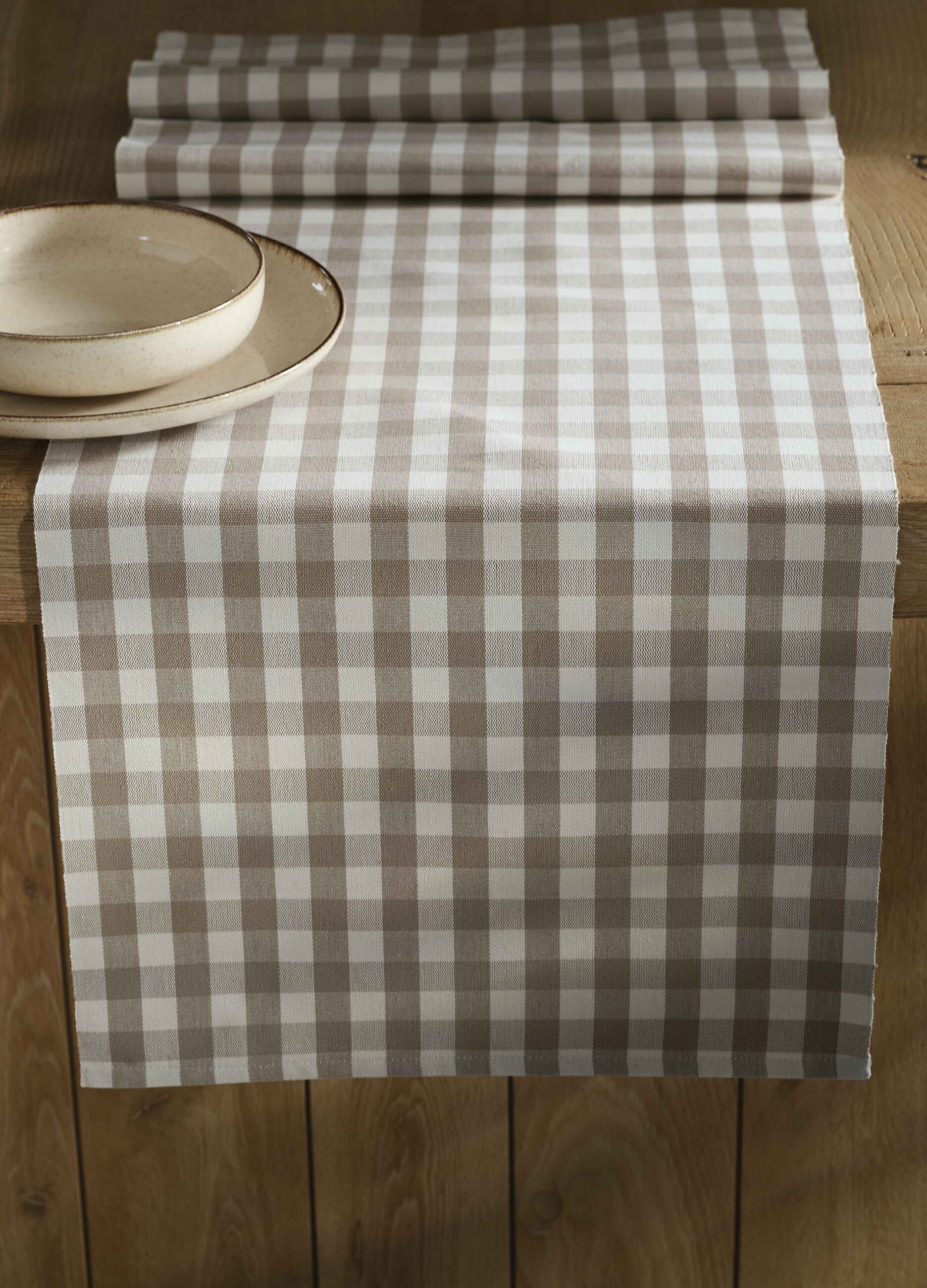Checked cotton runner