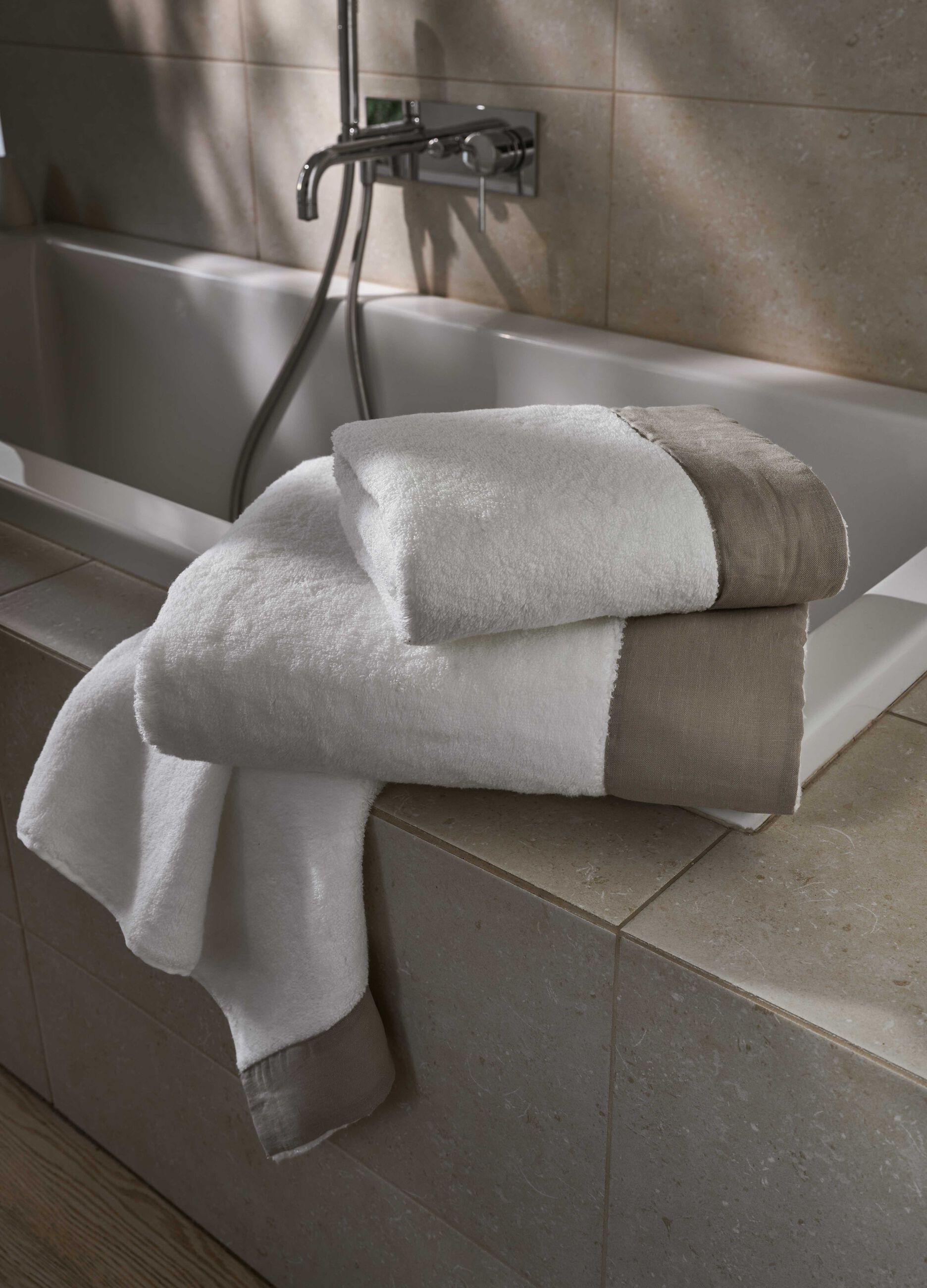 Face towel in 100% cotton with linen trim_0