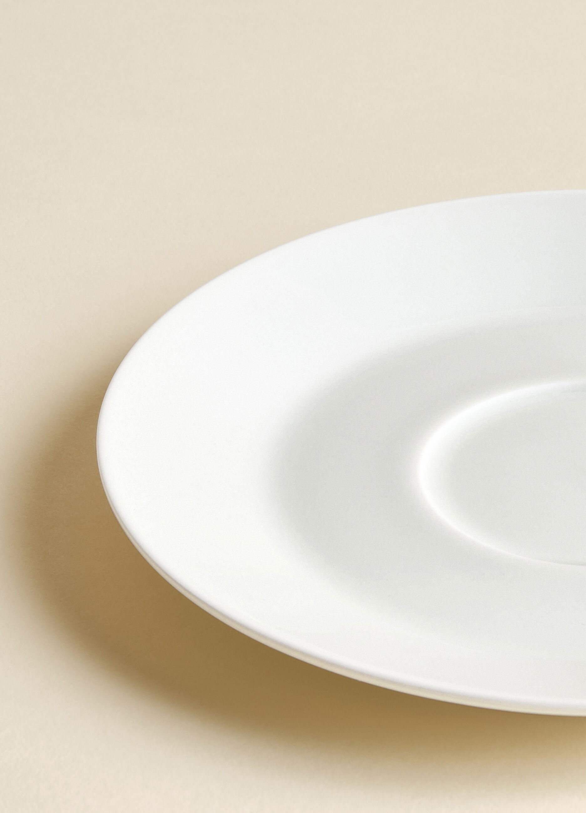 Piatto piano Ambiente in porcellana