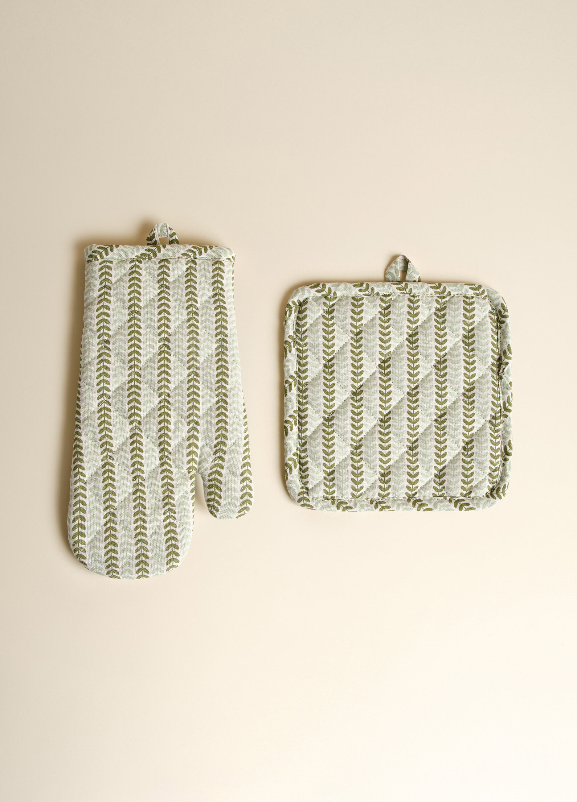 Two-pack 1 pot holder and 1 oven glove with print_1