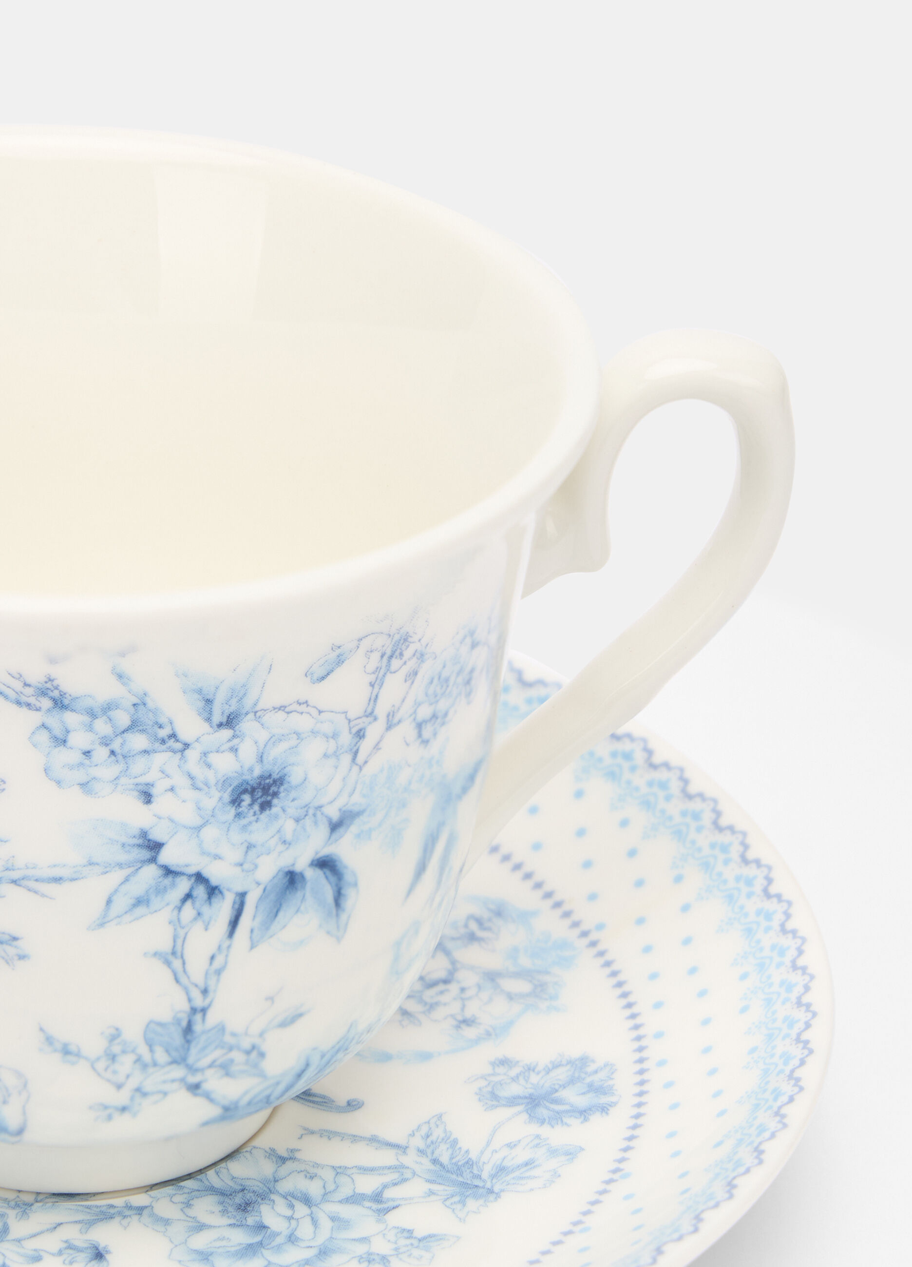 Tazza da tè in porcellana con piattino_0
