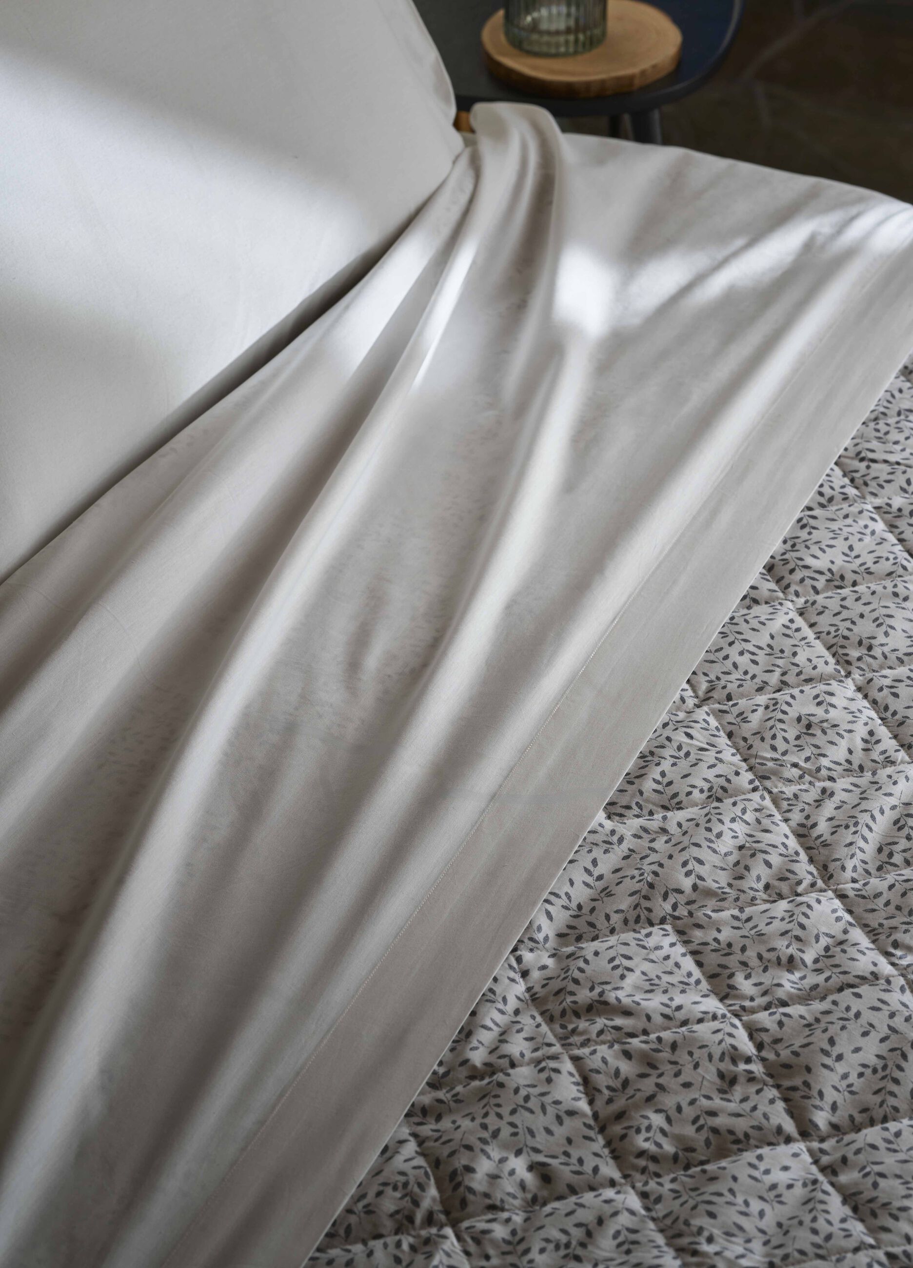 Queen-sized sheet in lightweight cotton_0