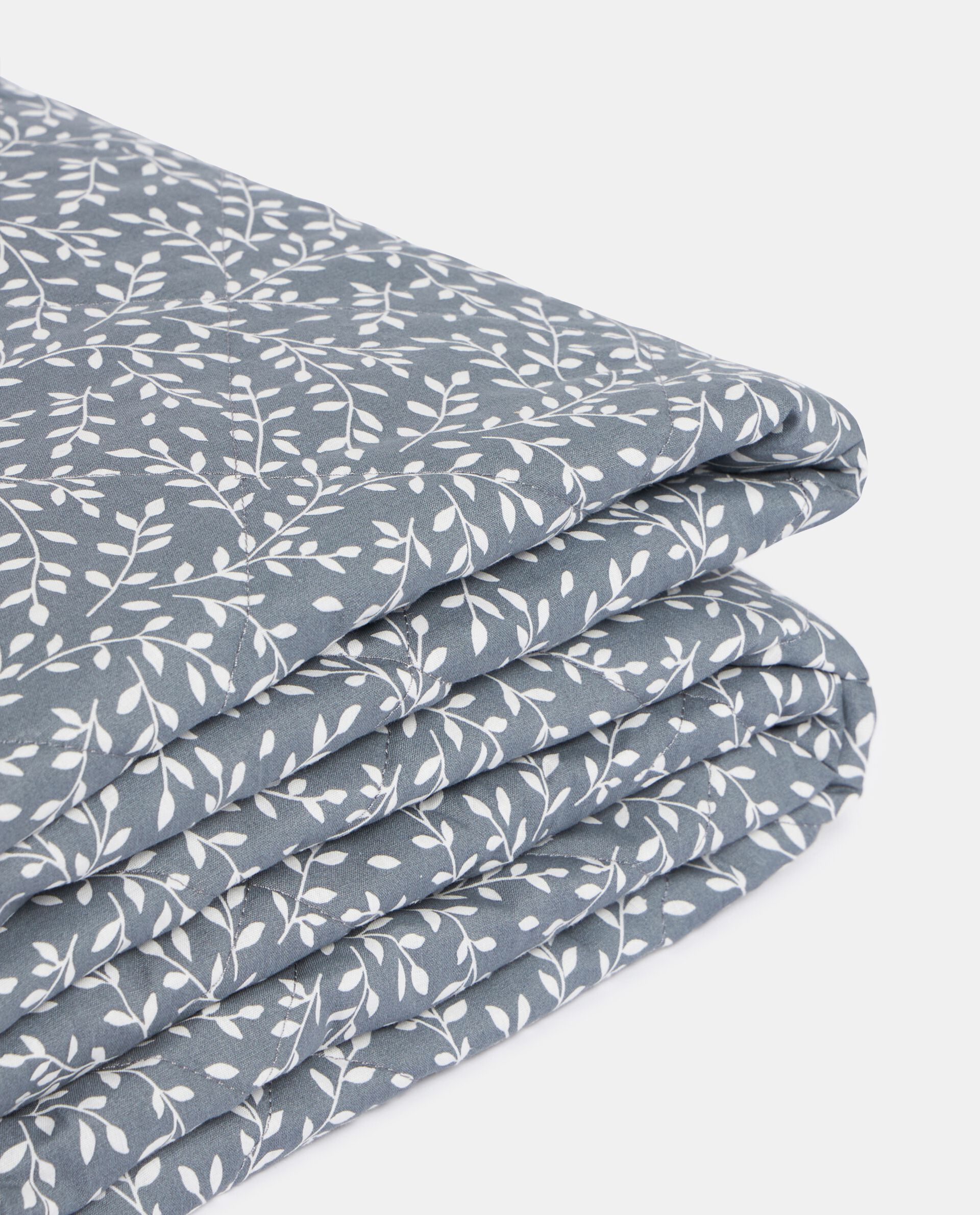 Double Quilt with Foliage Design_1