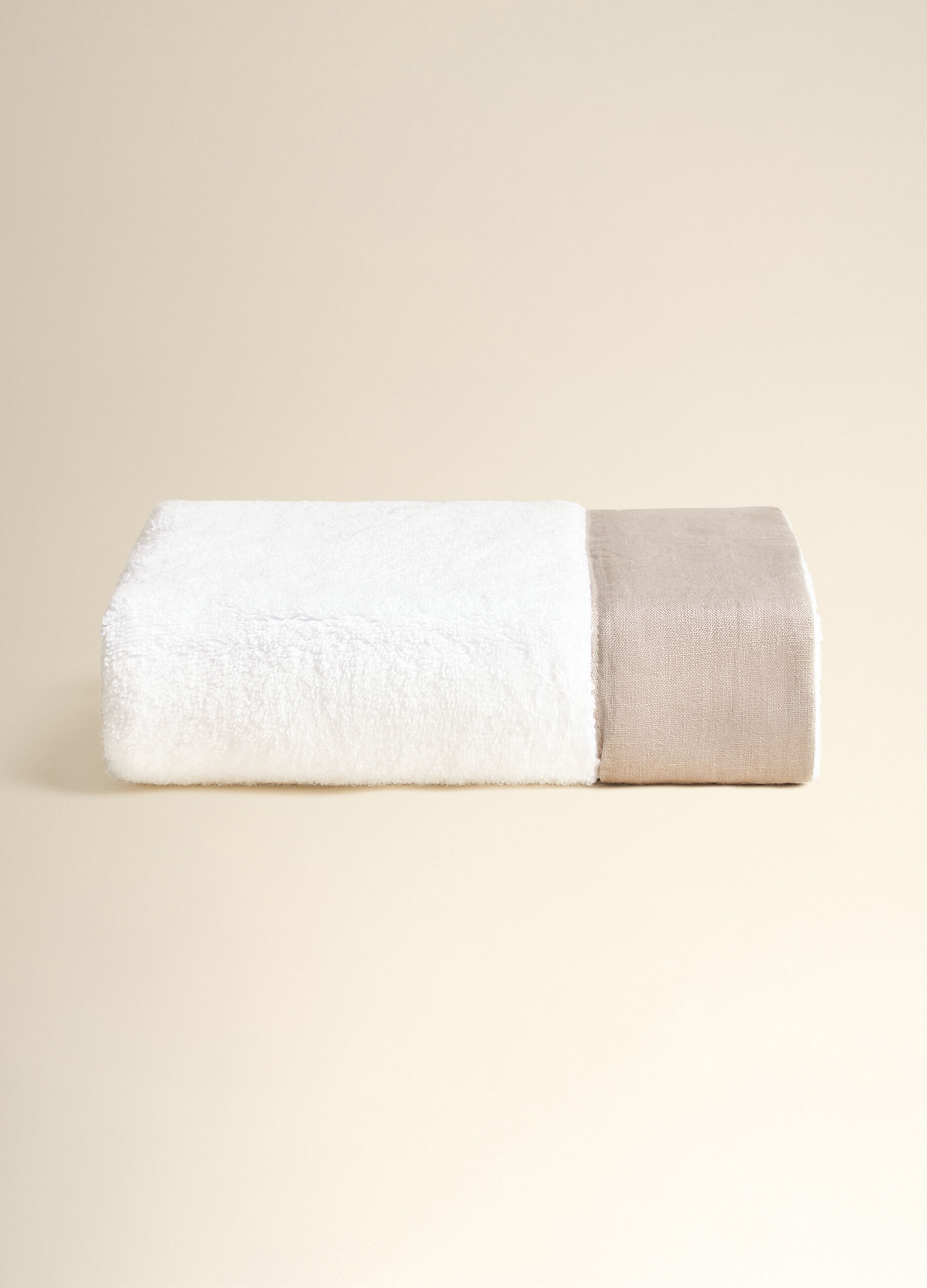 Face towel in 100% cotton with linen trim_1