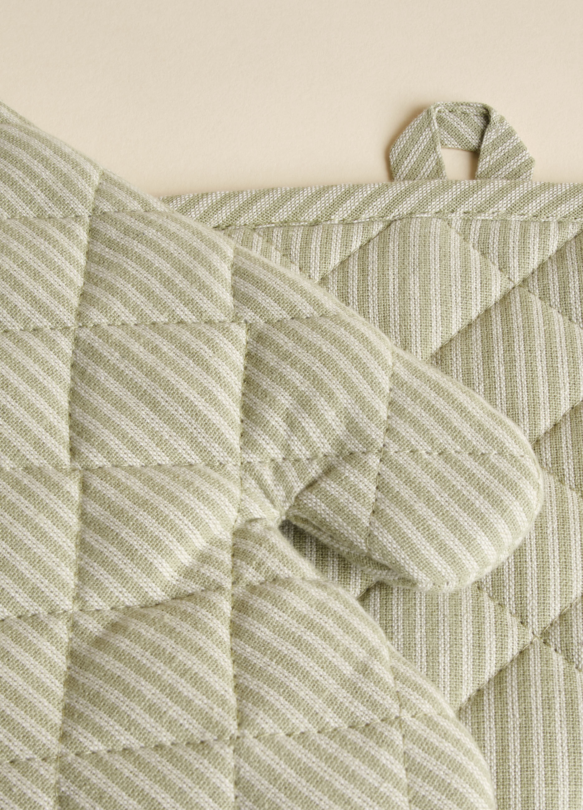 Two-pack with 1 pot holder and 1 oven glove_2